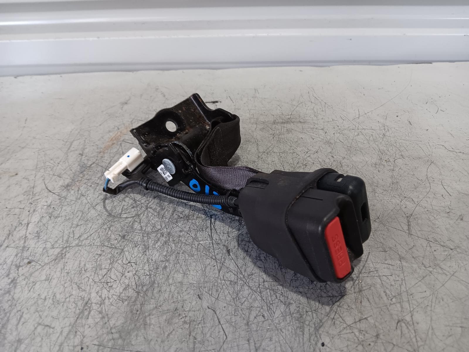 Used auto part listing image: 2018 HONDA CRV SEAT BELT STALK LH REAR 3RD ROW, SEAT BELT STALK ONLY, RW, 05/17-08/23 0000361580
