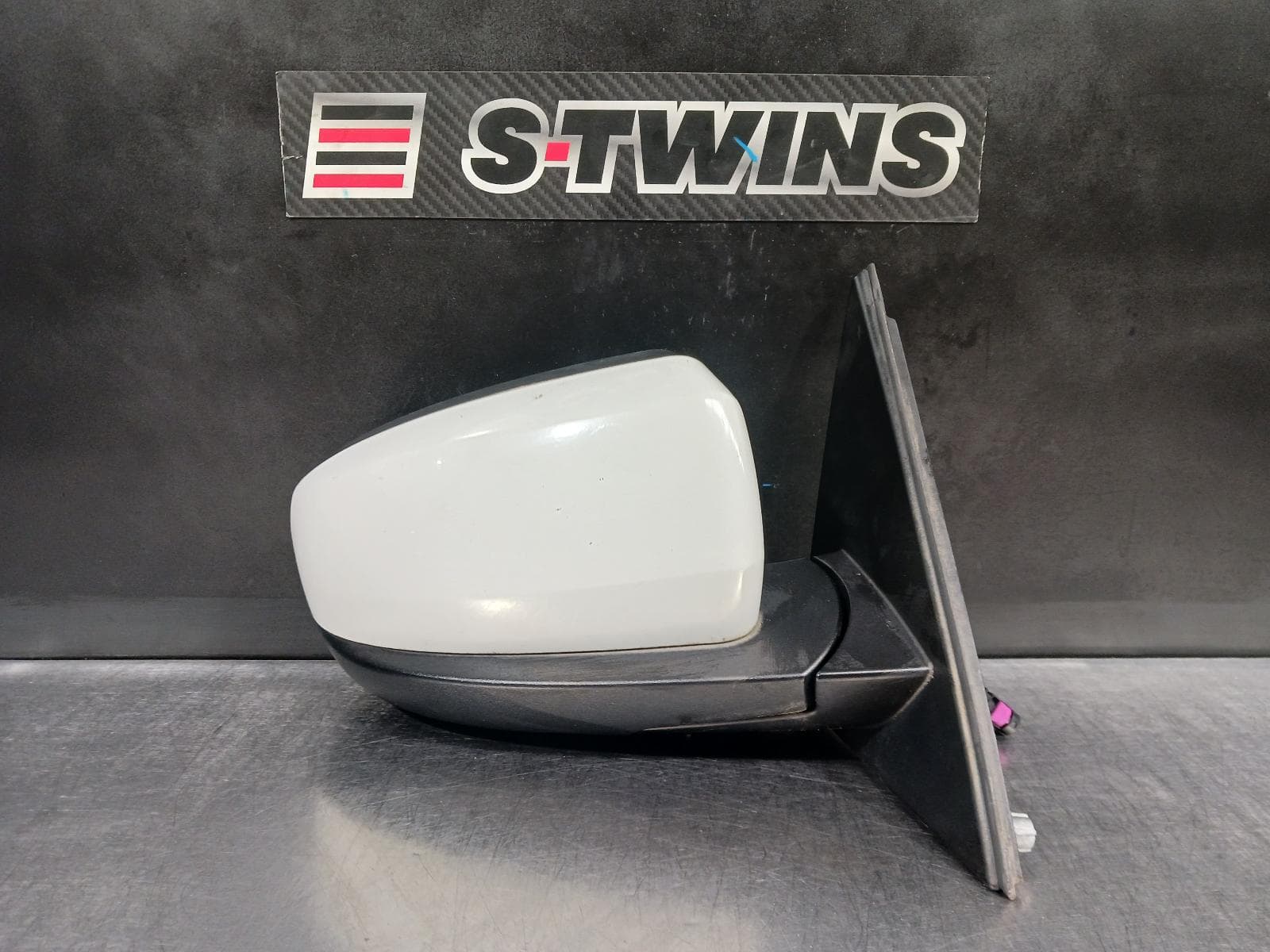 Used auto part listing image: 2010 BMW X6 RIGHT DOOR MIRROR E71, STANDARD, NON SEAT ADJ. & NON MEMORY, W/ AUTO DIP, NON CAMERA TYPE, 07/08-05/14 0000238861
