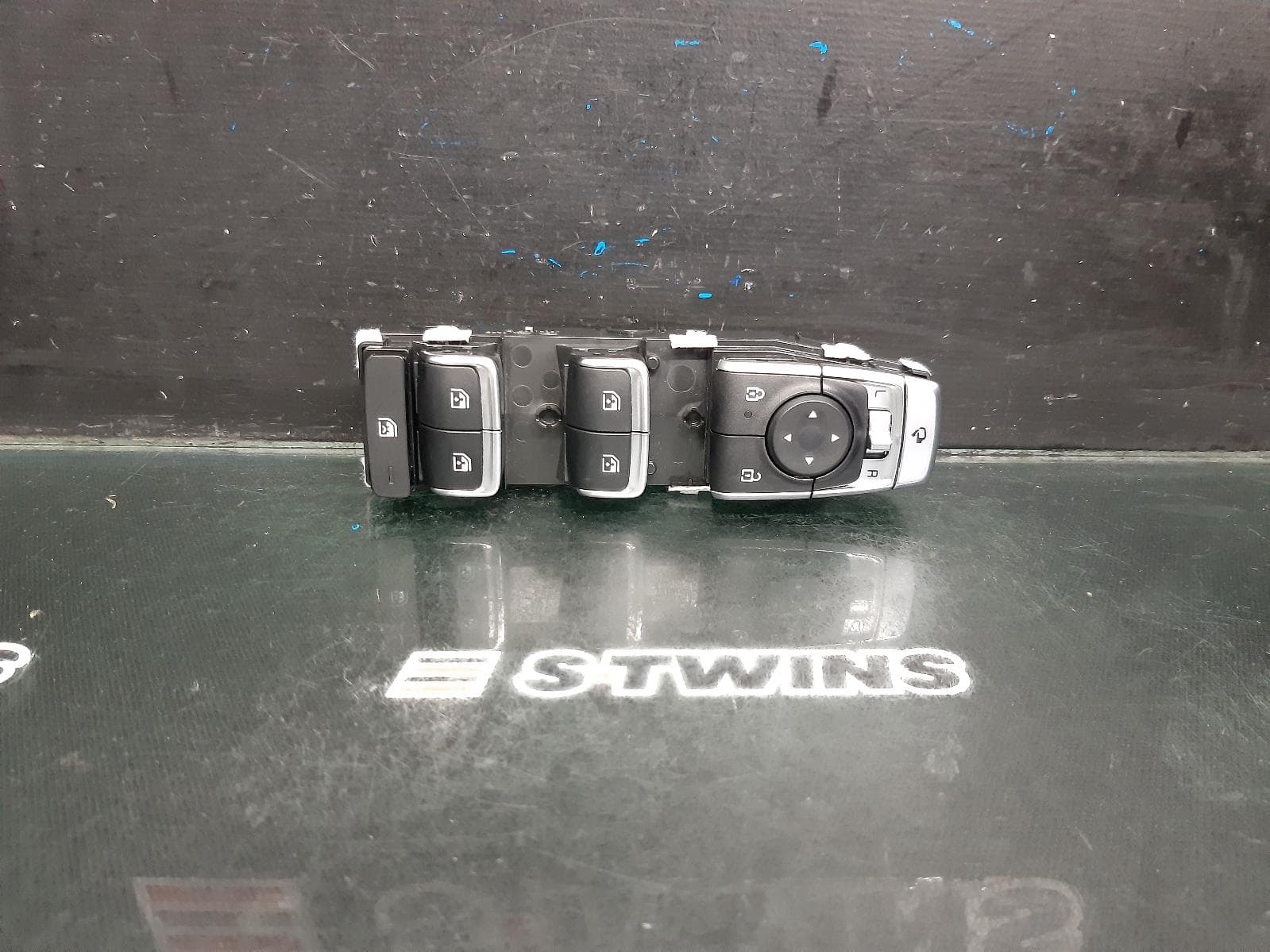Used auto part listing image: 2023 KIA CARNIVAL/GRAND CARNIVAL PWR DR WIND SWITCH RH FRONT (MASTER SWITCH), W/ AUTO FOLD MIRROR SWITCH, AUTO TYPE (ALL WINDOWS), KA4, 10/20- 0000368266