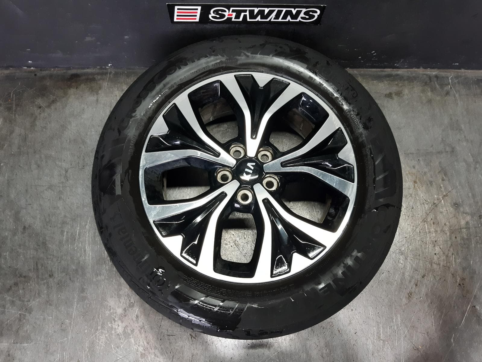Used auto part listing image: 2023 KIA CARNIVAL/GRAND CARNIVAL WHEEL MAG FACTORY, 5 U SPOKE, GREY MACHINED & BLACK CHROME, 18X7IN, KA4, 10/20-01/24 0000368281