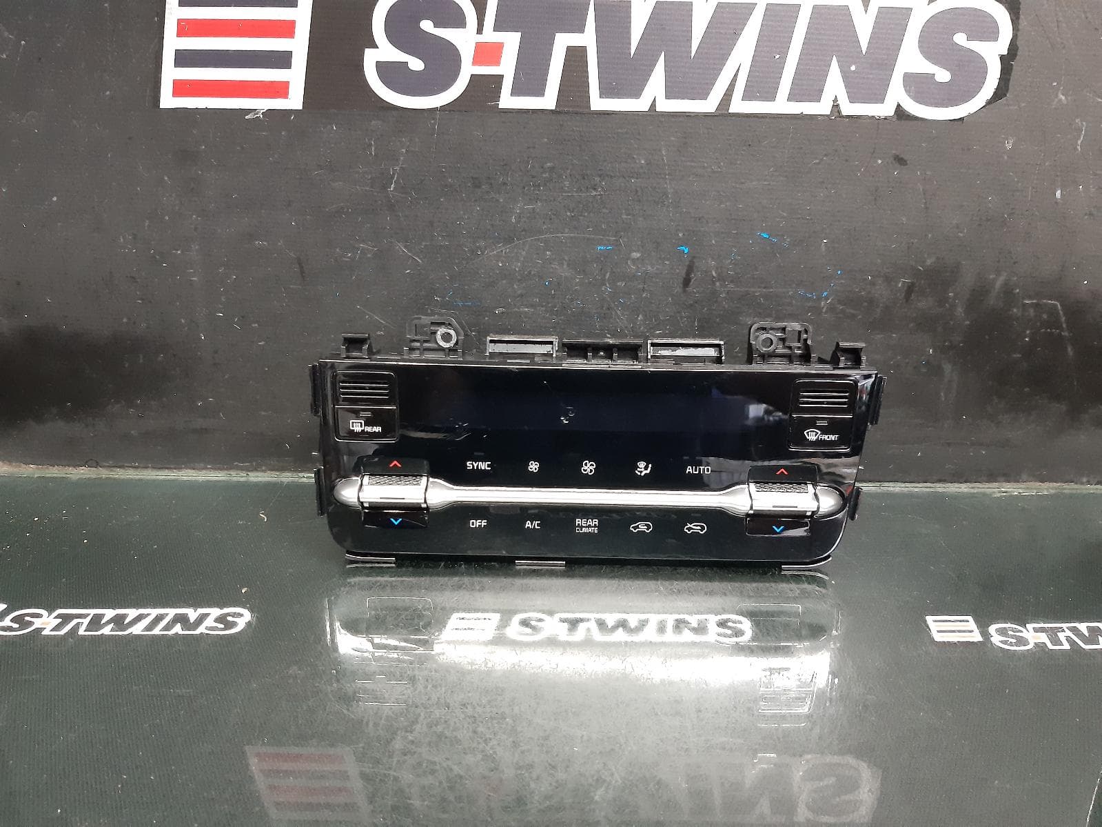 Used auto part listing image: 2023 KIA CARNIVAL/GRAND CARNIVAL HEATER AC CONTROLS KA4, FRONT, CLIMATE CONTROL TYPE, 10/20- 0000368265