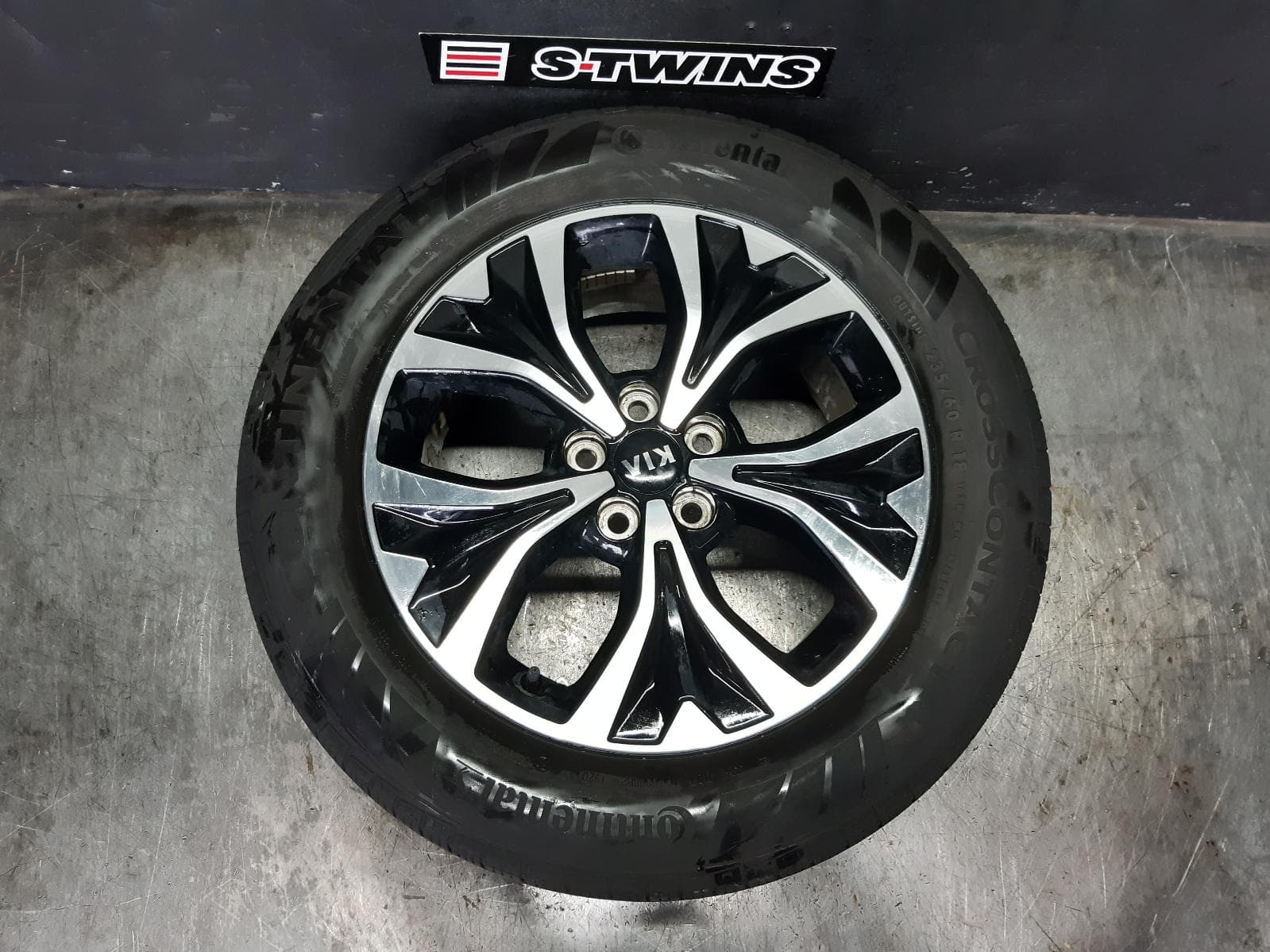 Used auto part listing image: 2023 KIA CARNIVAL/GRAND CARNIVAL WHEEL MAG FACTORY, 5 U SPOKE, GREY MACHINED & BLACK CHROME, 18X7IN, KA4, 10/20-01/24 0000368291