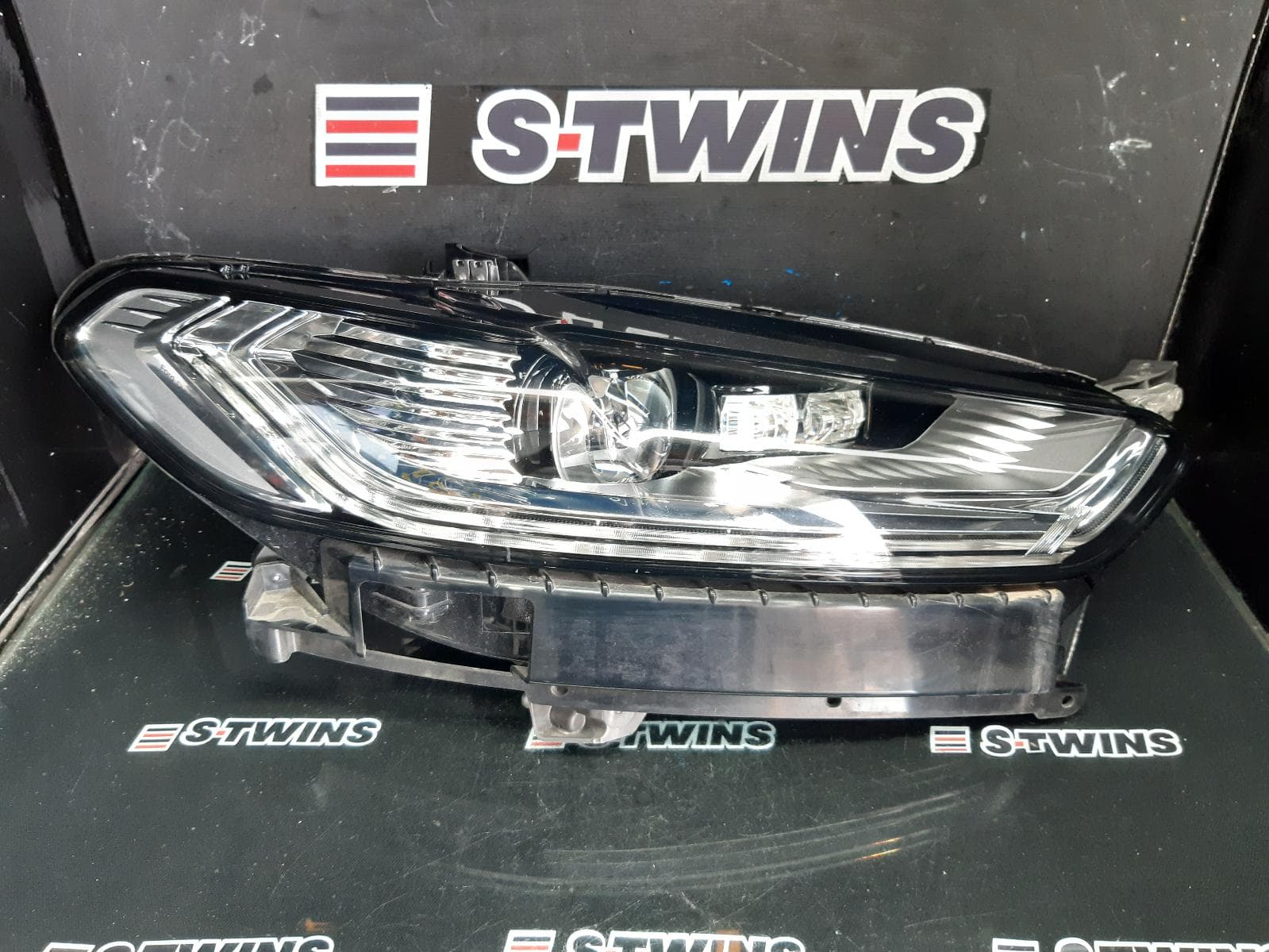 Used auto part listing image: 2015 FORD MONDEO RIGHT HEADLAMP MD, TITANIUM, LED TYPE, 09/14-06/20 0000366855