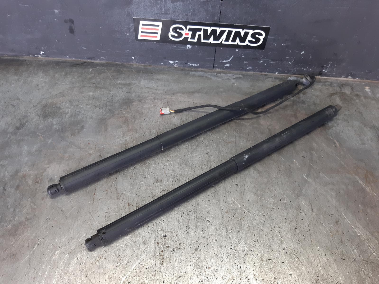 Used auto part listing image: 2015 FORD MONDEO BOOTLID TGATE HINGE MD, TAILGATE HINGE (PAIR), HATCH, 09/14-06/20 0000366860