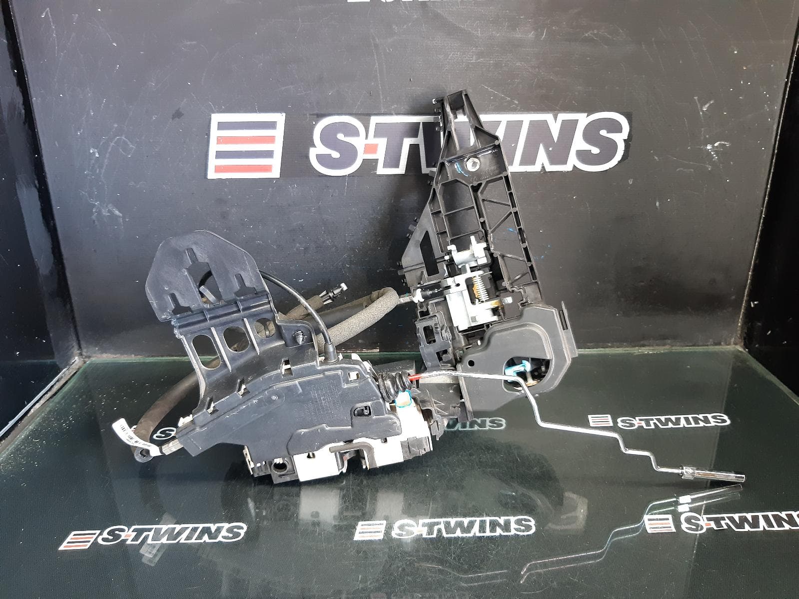 Used auto part listing image: 2013 CHRYSLER 300C DOOR BOOT GATE LOCK RIGHT FRONT DOOR LOCK, LX, 4 PIN TYPE, 12/11-12/21 0000359216