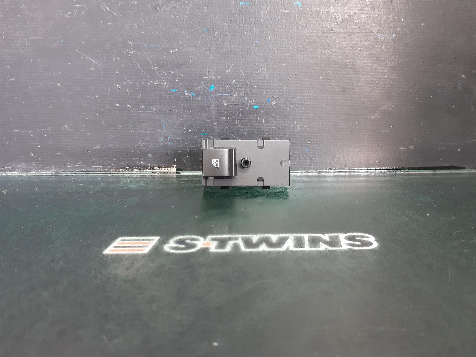 Used auto part listing image: 2018 HOLDEN TRAX PWR DR WIND SWITCH RH REAR, TJ SERIES, 08/13-12/20 0000367270