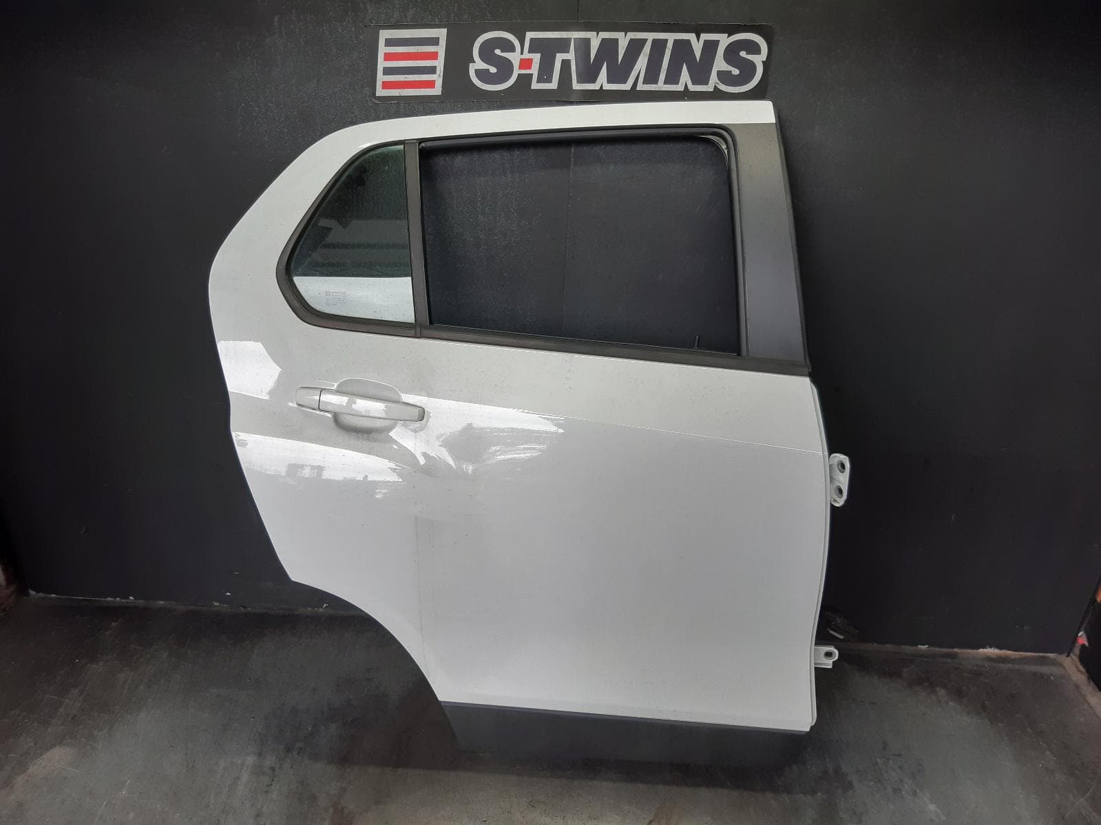 Used auto part listing image: 2018 HOLDEN TRAX RIGHT REAR DOOR SLIDING TJ SERIES, 08/13-12/20 0000367271