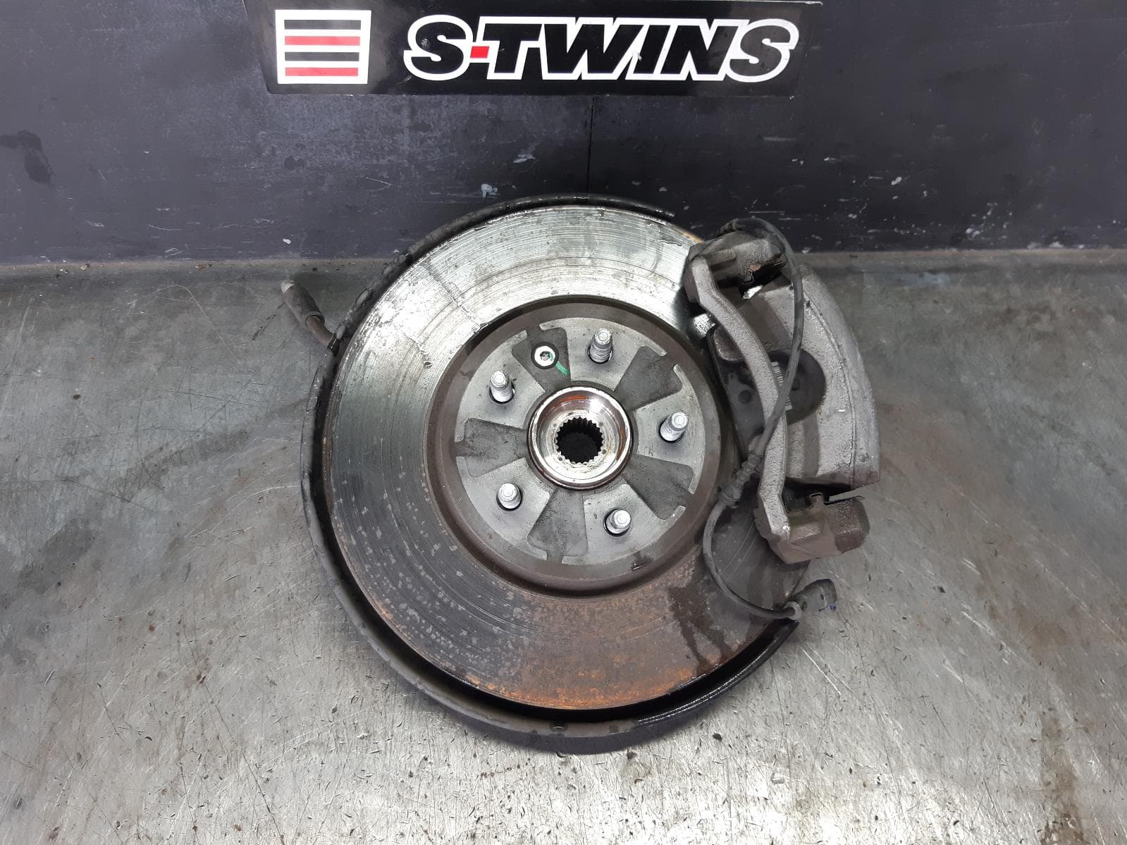 Used auto part listing image: 2018 HOLDEN TRAX RIGHT FRONT HUB ASSEMBLY TJ SERIES, 08/13-12/20 0000367274