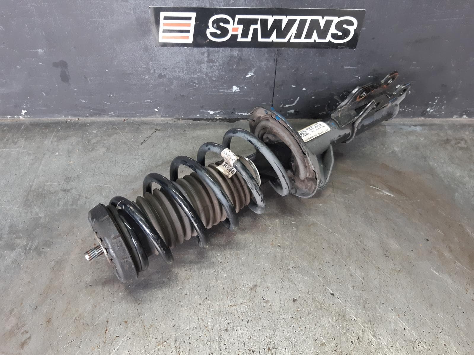 Used auto part listing image: 2018 HOLDEN TRAX RIGHT FRONT STRUT TJ SERIES, 1.4/1.8, 08/13-12/20 0000367275