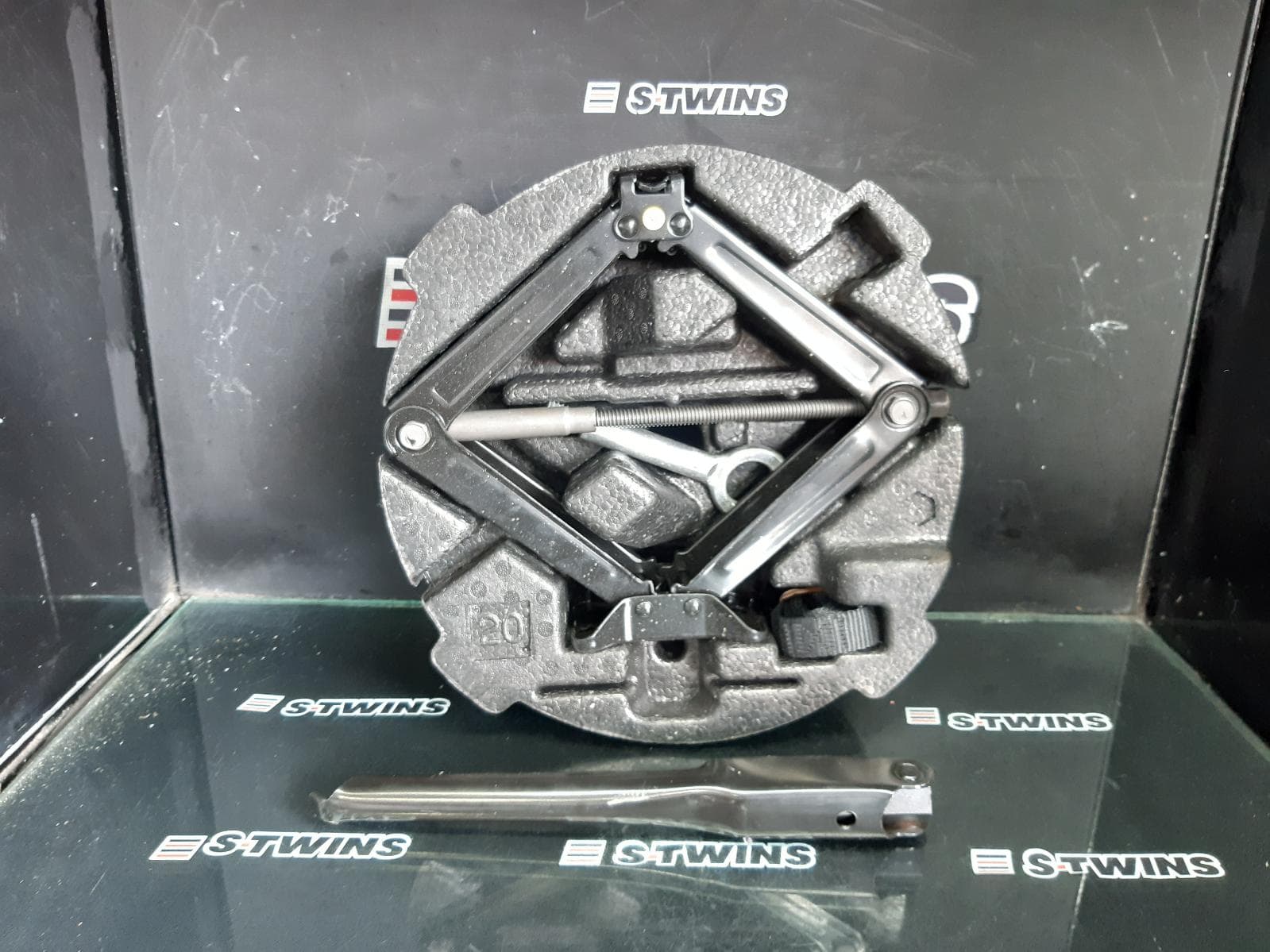Used auto part listing image: 2018 HOLDEN TRAX JACK TOOL KIT TJ SERIES, 08/13-12/20 0000367278