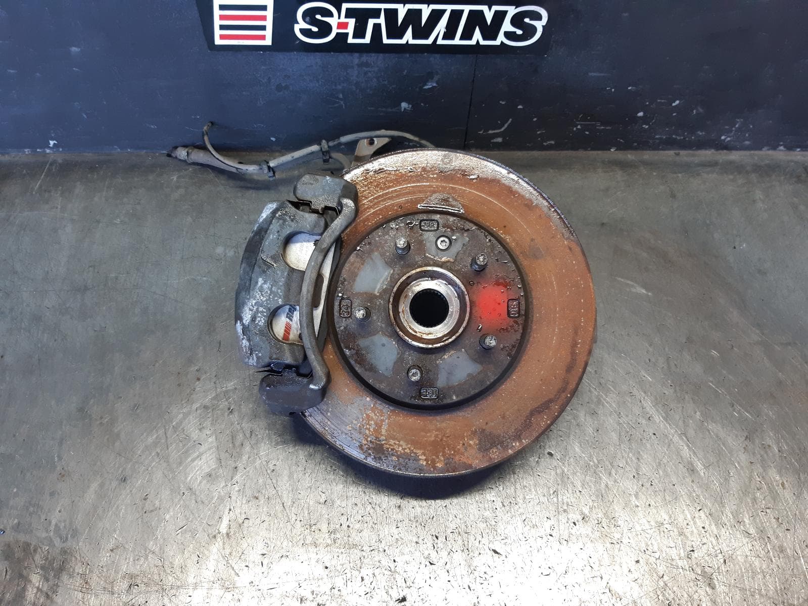 Used auto part listing image: 2012 HOLDEN CAPTIVA LEFT FRONT HUB ASSEMBLY CG, 01/11-06/18 0000367994