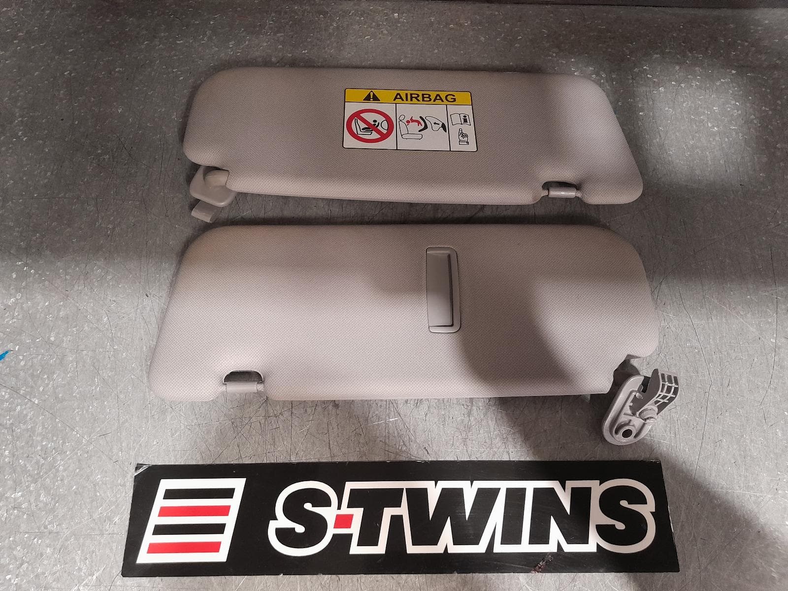 Used auto part listing image: 2017 HYUNDAI ACCENT SUNVISOR RB, PAIR, 05/11-12/19 0000366998