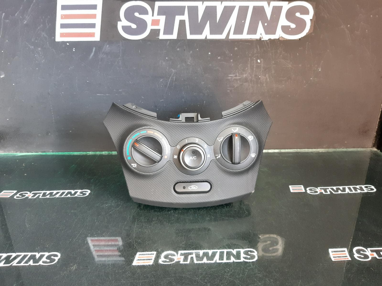 Used auto part listing image: 2016 HYUNDAI ACCENT HEATER AC CONTROLS NON CLIMATE CONTROL, 2 BLACK PLUG TYPE, RB, 05/11-12/19 0000332953