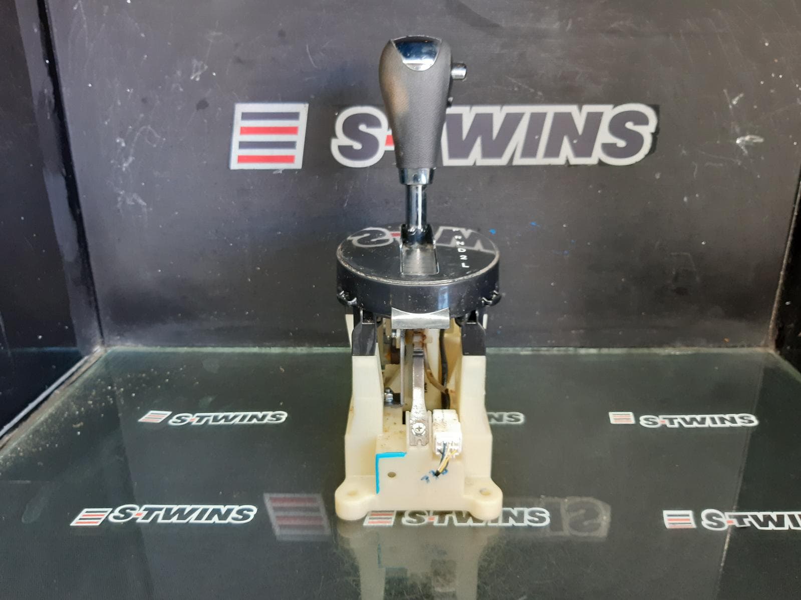 Used auto part listing image: 2015 HYUNDAI I20 GEAR STICK SHIFTER AUTO SHIFTER, PB, 4 SPEED, 04/10-12/15 0000367649
