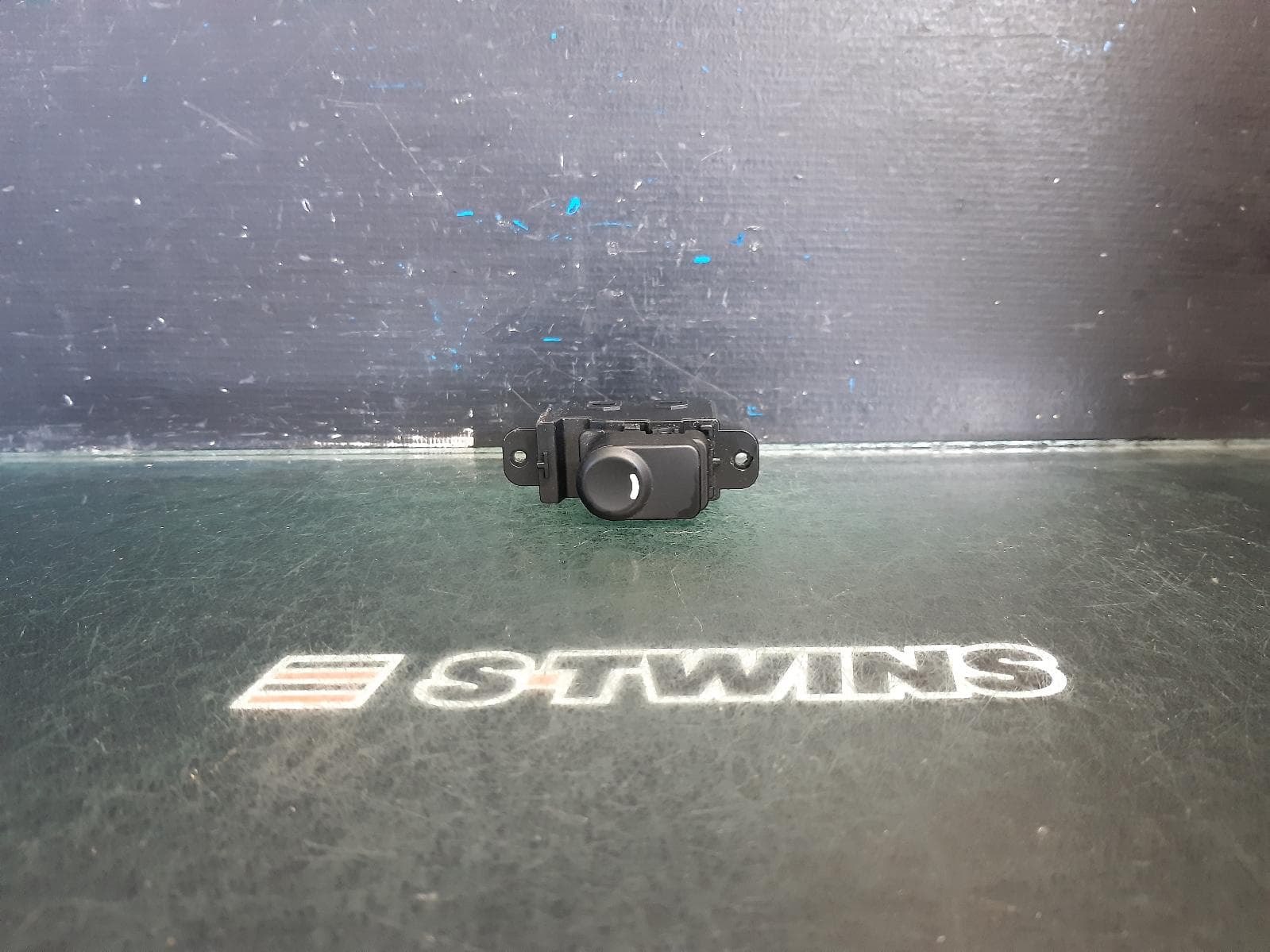 Used auto part listing image: 2017 HYUNDAI ACCENT PWR DR WIND SWITCH LH FRONT, RB, 05/13-12/19 0000367448