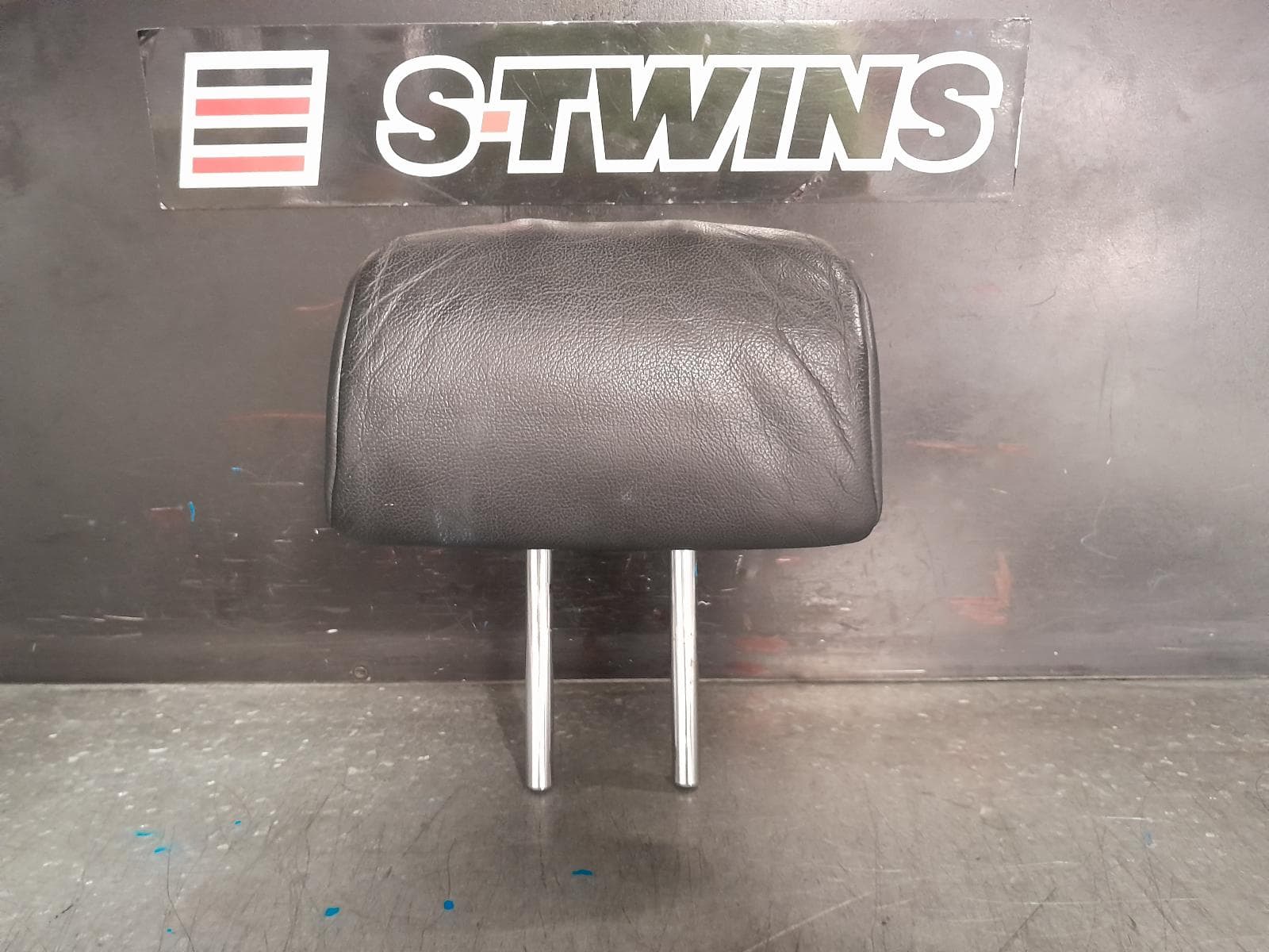 Used auto part listing image: 2011 TOYOTA KLUGER HEADREST CENTRE REAR 2ND ROW, LEATHER, GSU40/GSU45, 05/07-02/14 0000367840