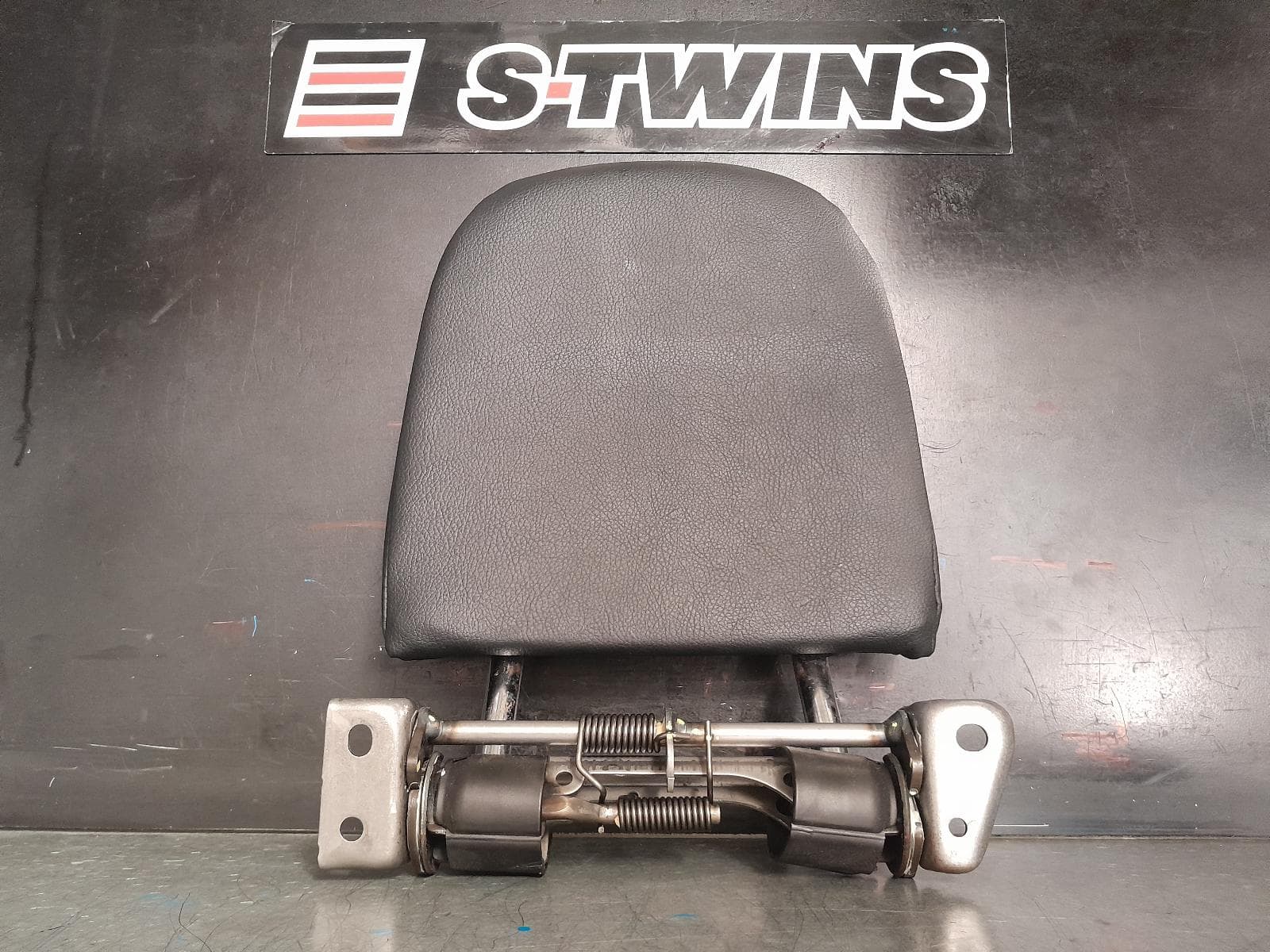 Used auto part listing image: 2011 TOYOTA KLUGER HEADREST LH REAR 3RD ROW, LEATHER, GSU40/GSU45, 05/07-02/14 0000367842