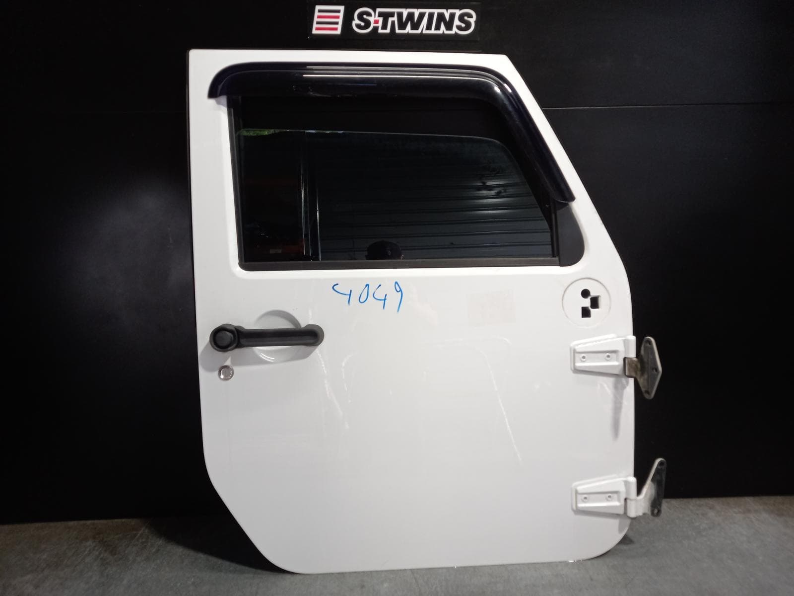 Used auto part listing image: 2012 JEEP WRANGLER RIGHT FRONT DOOR JK, 11/10-07/18 0000293366
