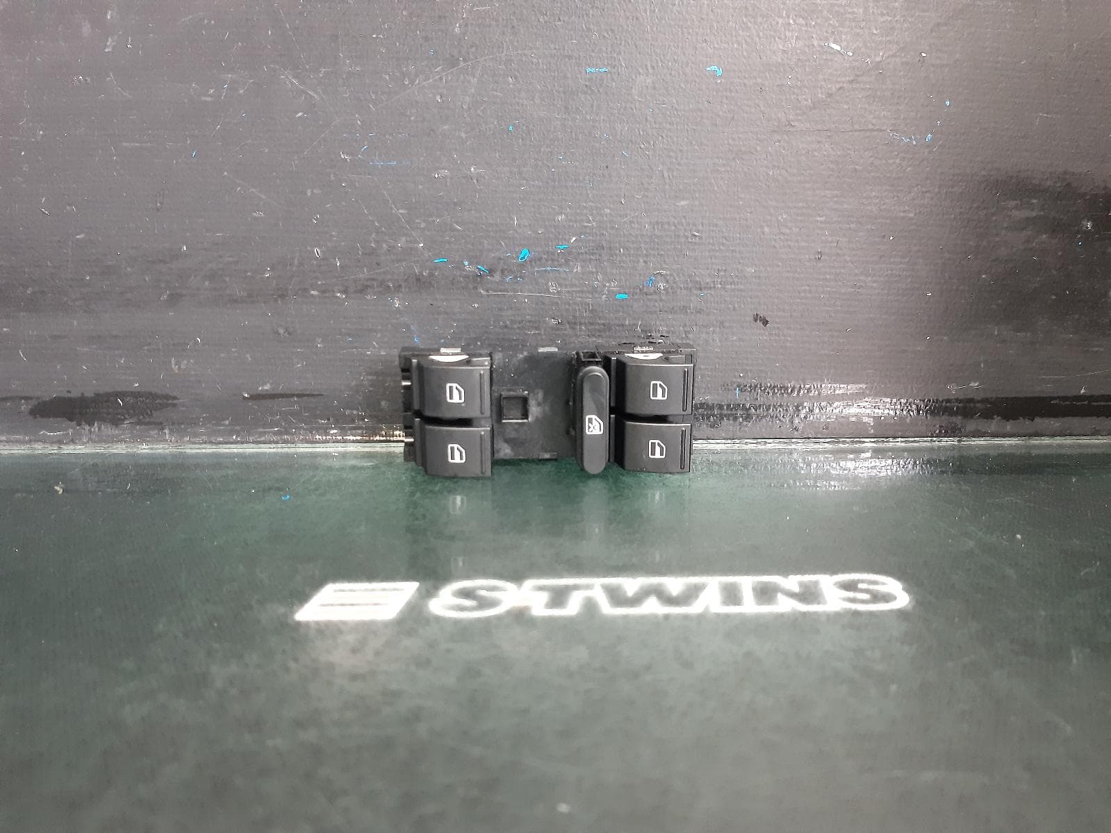 Used auto part listing image: 2013 VOLKSWAGEN POLO PWR DR WIND SWITCH RH FRONT (MASTER SWITCH), 8 PIN TYPE, BLACK BACKING, 6R, 05/10-05/14 0000368235