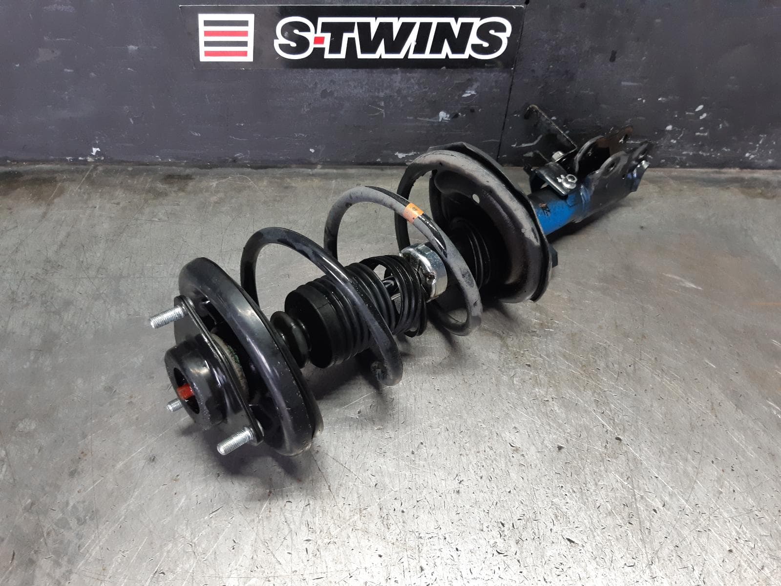 Used auto part listing image: 2016 MITSUBISHI LANCER RIGHT FRONT STRUT CJ-CF, 2.0, PETROL, 07/10-12/17 0000368501