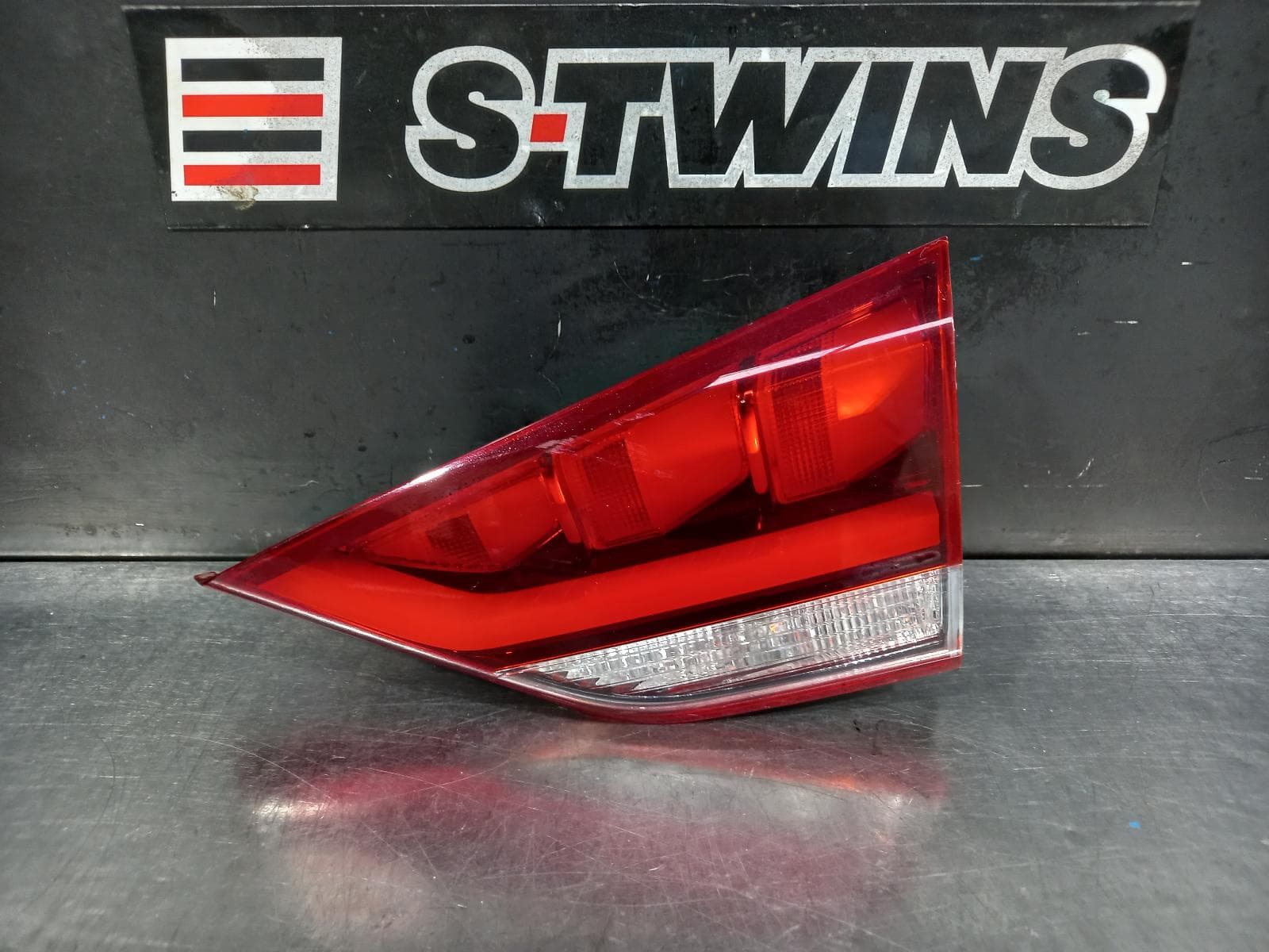 Used auto part listing image: 2017 HYUNDAI GENESIS REAR GARNISH BOOTLID LAMP (RH SIDE), DH, 11/14-01/18 0000299304