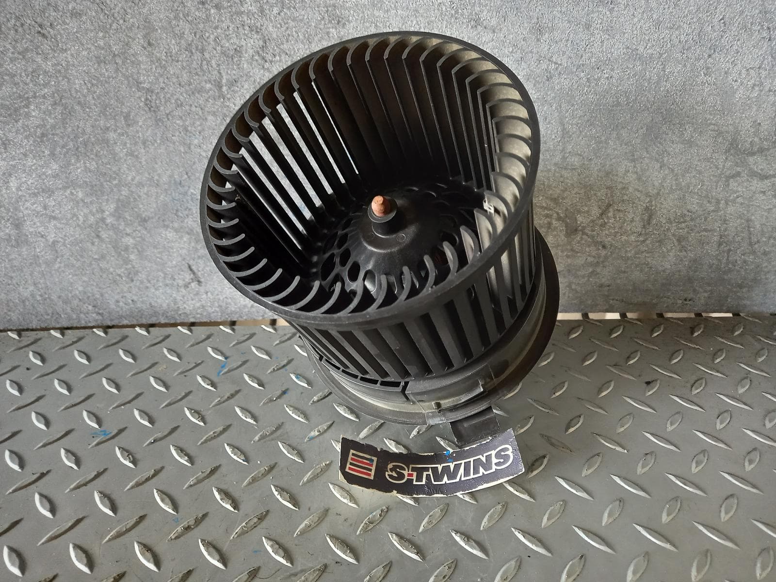 Used auto part listing image: 2013 PEUGEOT 308 HEATER FAN MOTOR FAN MOTOR, P/N T1011131B, T7, 09/07-09/14 0000135067