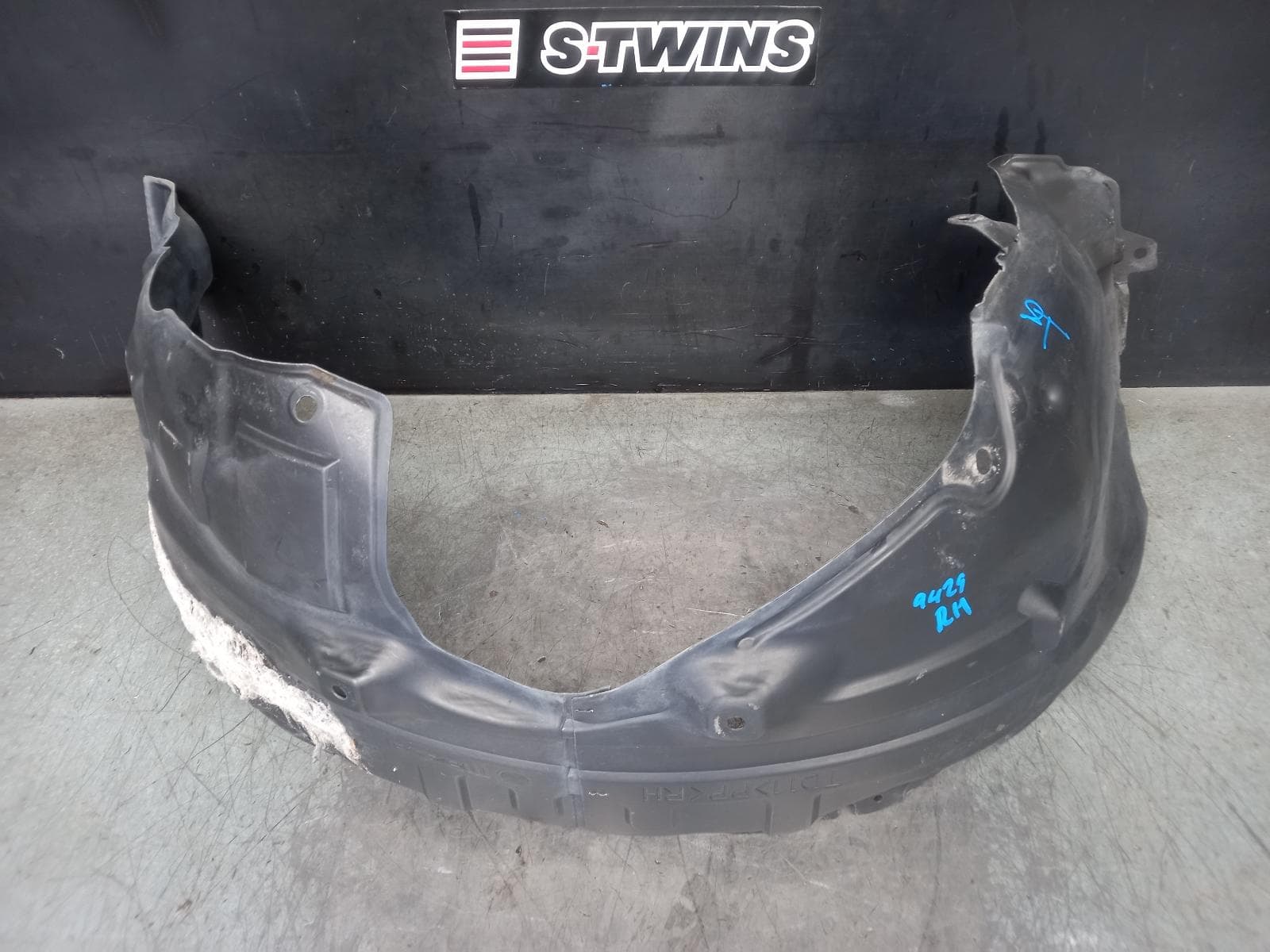 Used auto part listing image: 2011 MAZDA CX9 RIGHT GUARD LINER TB, REAR, 12/07-12/15 0000367735