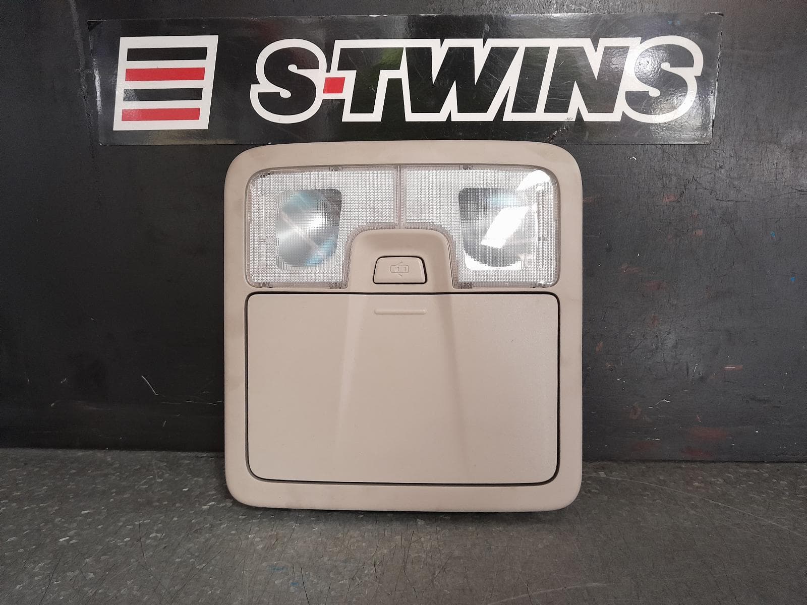 Used auto part listing image: 2018 ISUZU DMAX COURTESY LIGHT FRONT, W/ SUNGLASS HOLDER TYPE, RC, 07/12- 0000368452