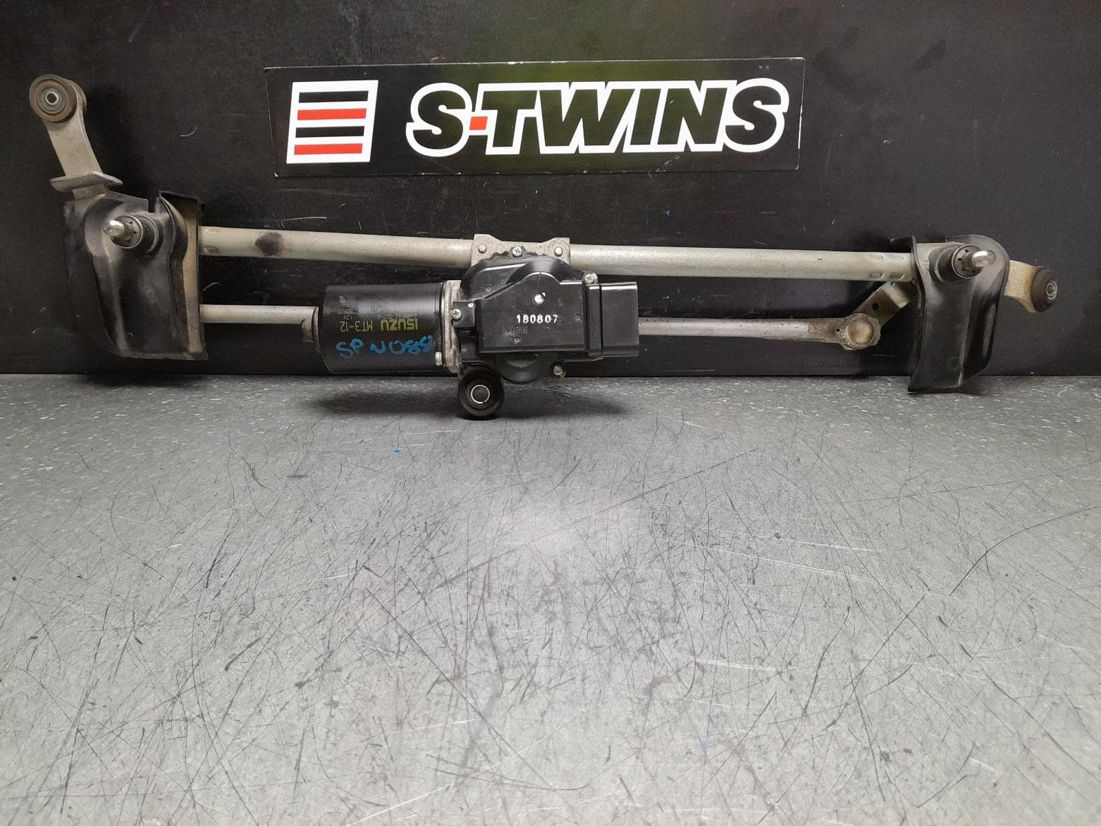 Used auto part listing image: 2018 ISUZU DMAX WIPER MOTOR FRONT, WIPER MOTOR ASSY (LINKAGE & MOTOR), RC, 05/12-06/20 0000368467