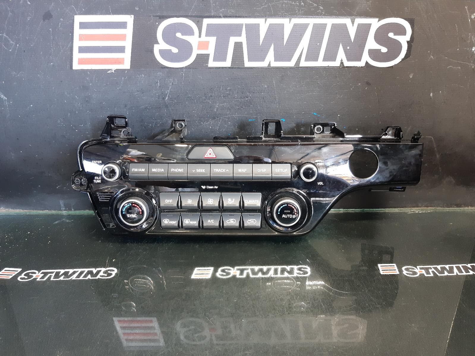 Used auto part listing image: 2016 KIA SPORTAGE DASH RADIO CONTROL PANEL/CONTROL UNIT, SAT NAV TYPE, QL, 10/15-07/18 0000366612