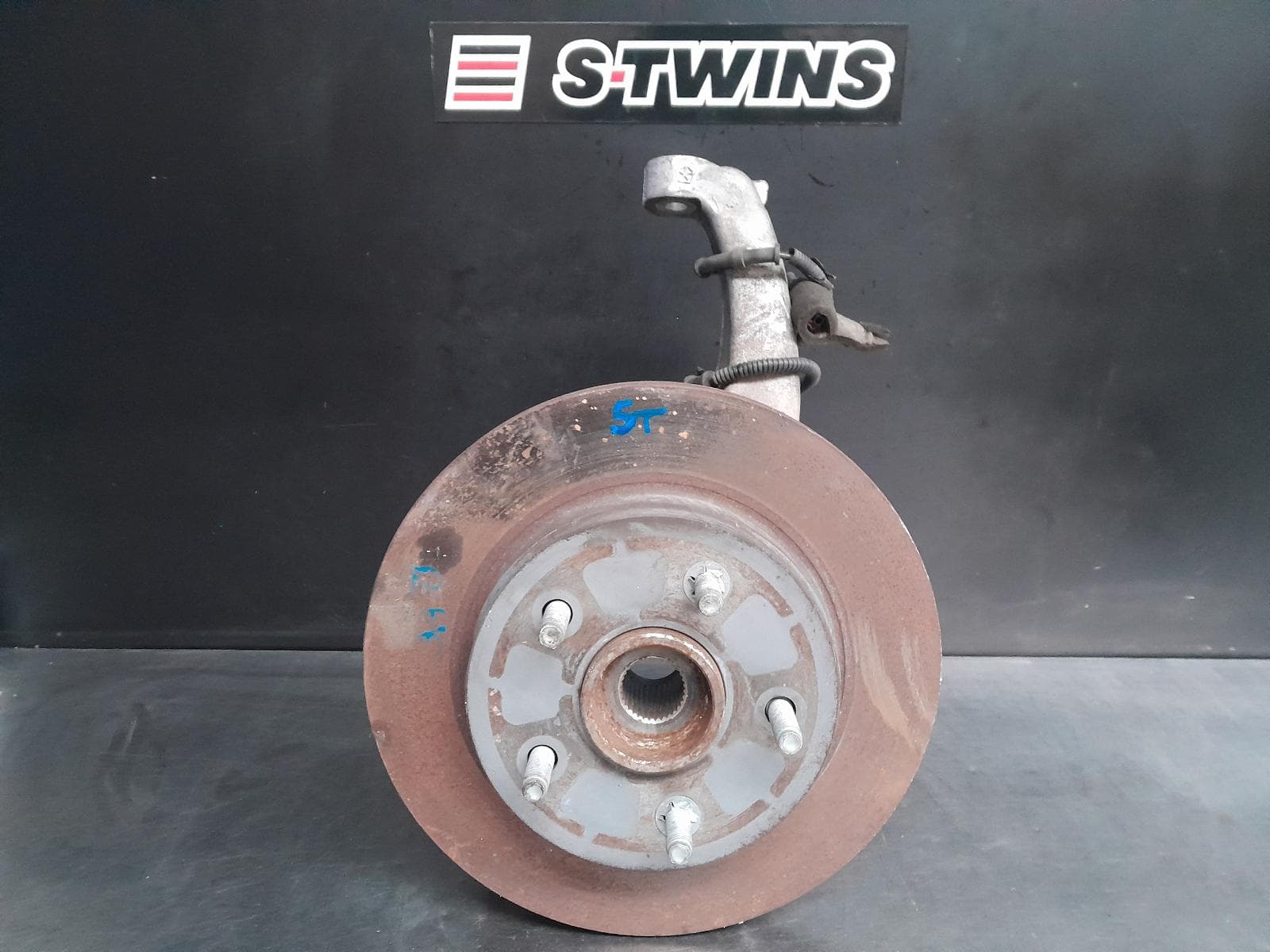 Used auto part listing image: 2019 RAM 1500 RIGHT FRONT HUB ASSEMBLY DS, 01/16-12/23 0000273239