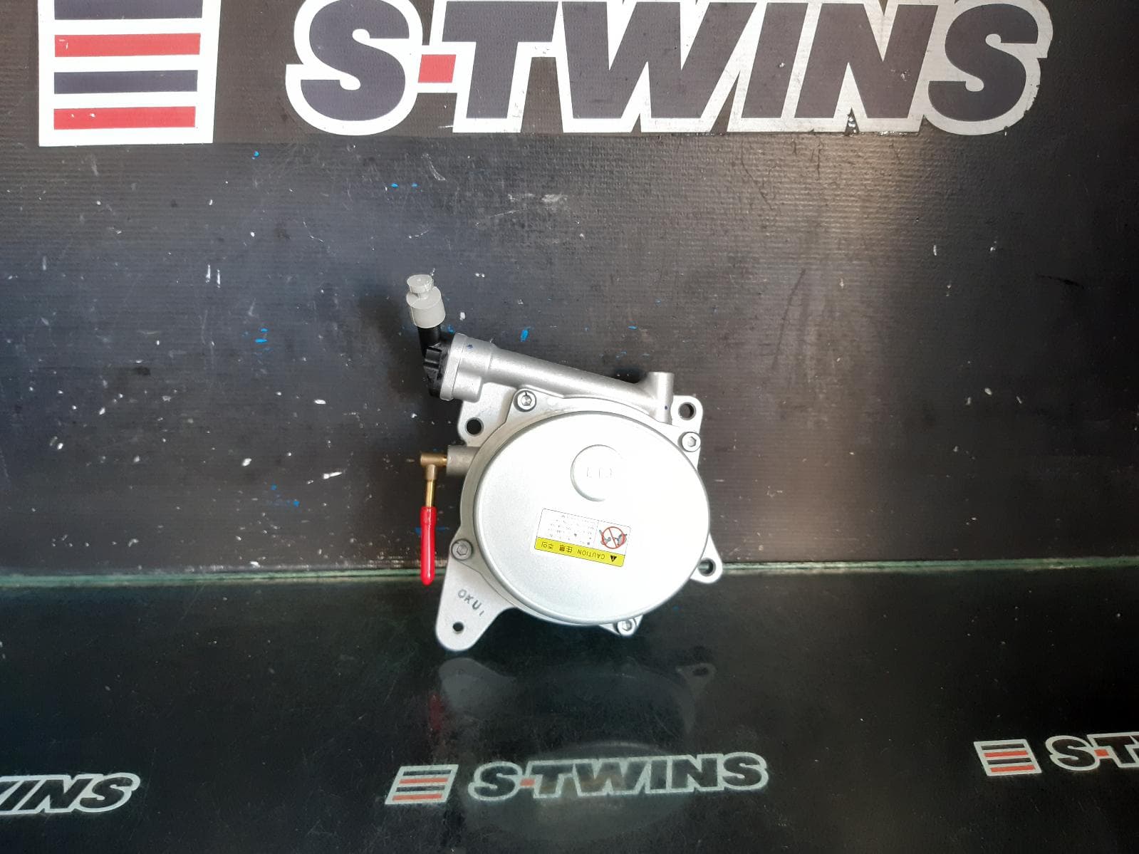 Used auto part listing image: NEW GENUINE 2018 HYUNDAI SANTA FE VACUUM AIR PUMP DM, 06/12-02/18 0000302493