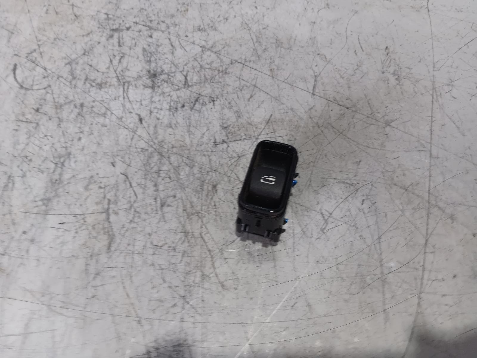 Used auto part listing image: 2023 MERCEDES SPRINTER PWR DR WIND SWITCH VS30, LH FRONT, 05/18- 0000359315