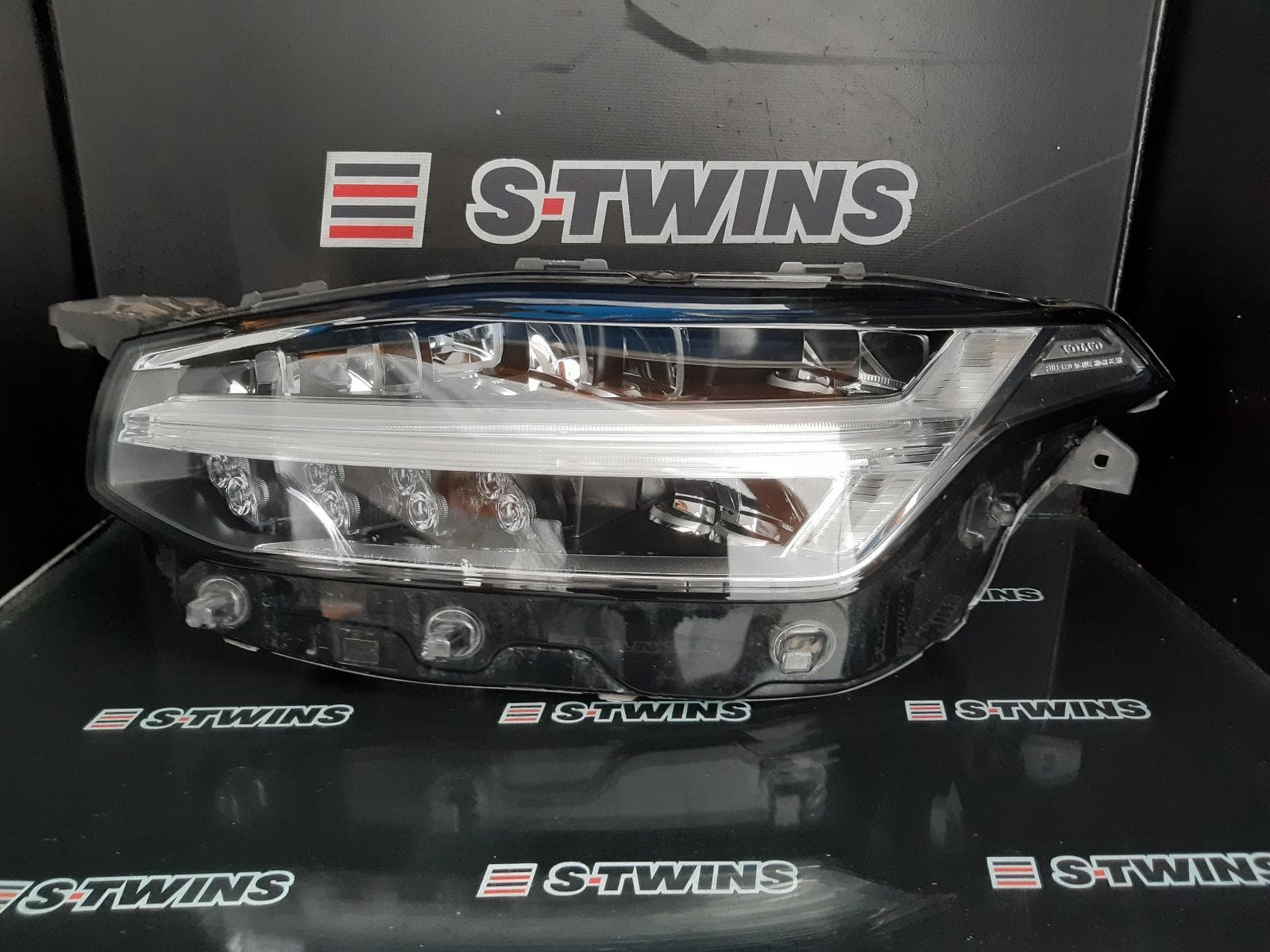 Used auto part listing image: 2015 VOLVO XC90 LEFT HEADLAMP Mk2, LED TYPE, 04/15- 0000353278