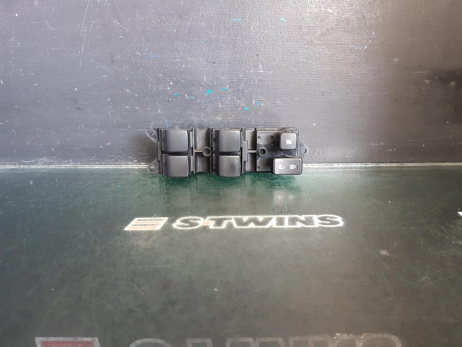 Used auto part listing image: 2014 MITSUBISHI OUTLANDER PWR DR WIND SWITCH RH FRONT (MASTER SWITCH), ZJ, 10/12-03/15 0000368910