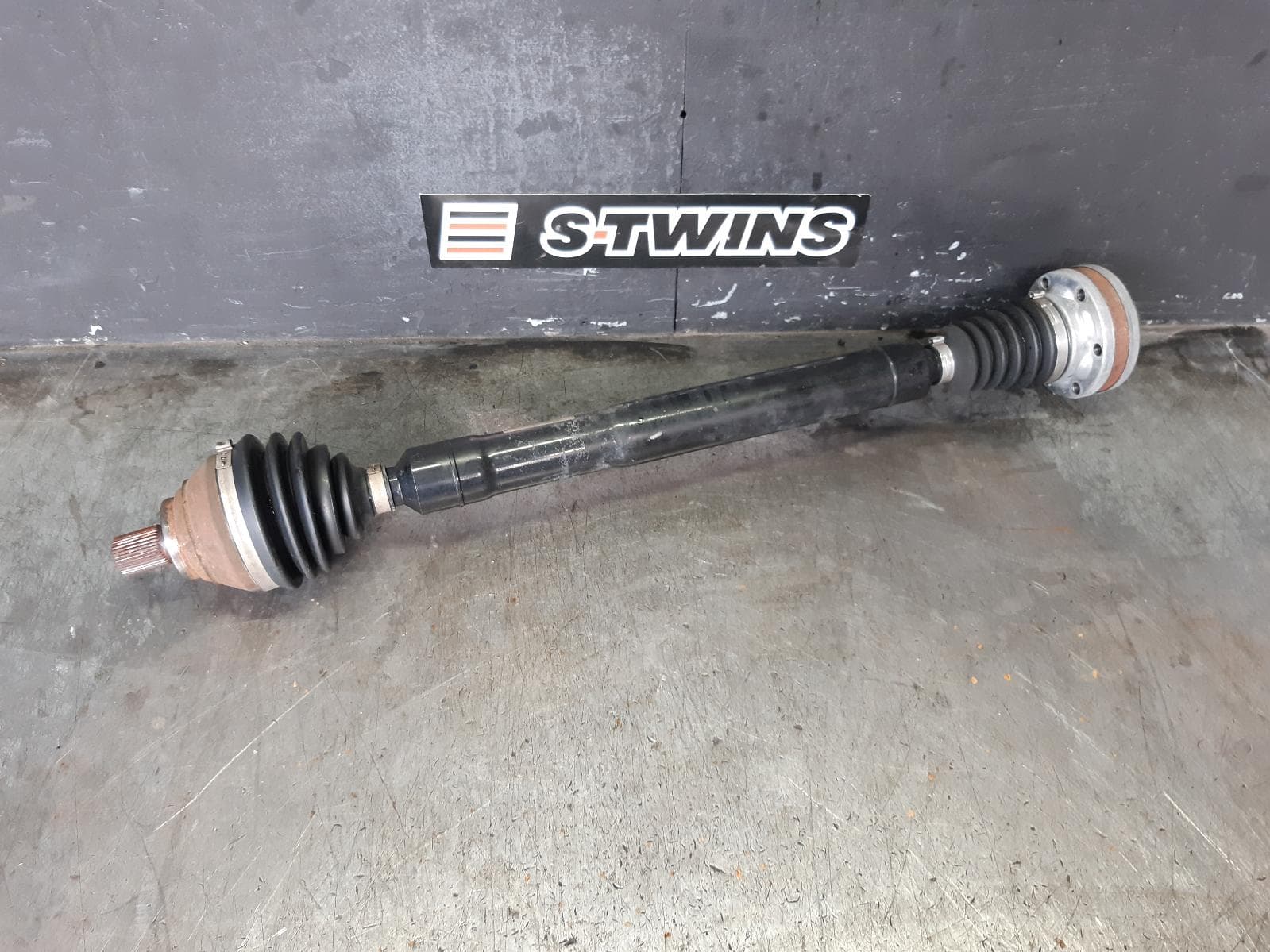 Used auto part listing image: 2011 VOLKSWAGEN GOLF RIGHT DRIVESHAFT FRONT, AUTO T/M, PETROL, 2.0, GTi, GEN 6, 10/08-03/13 0000368953