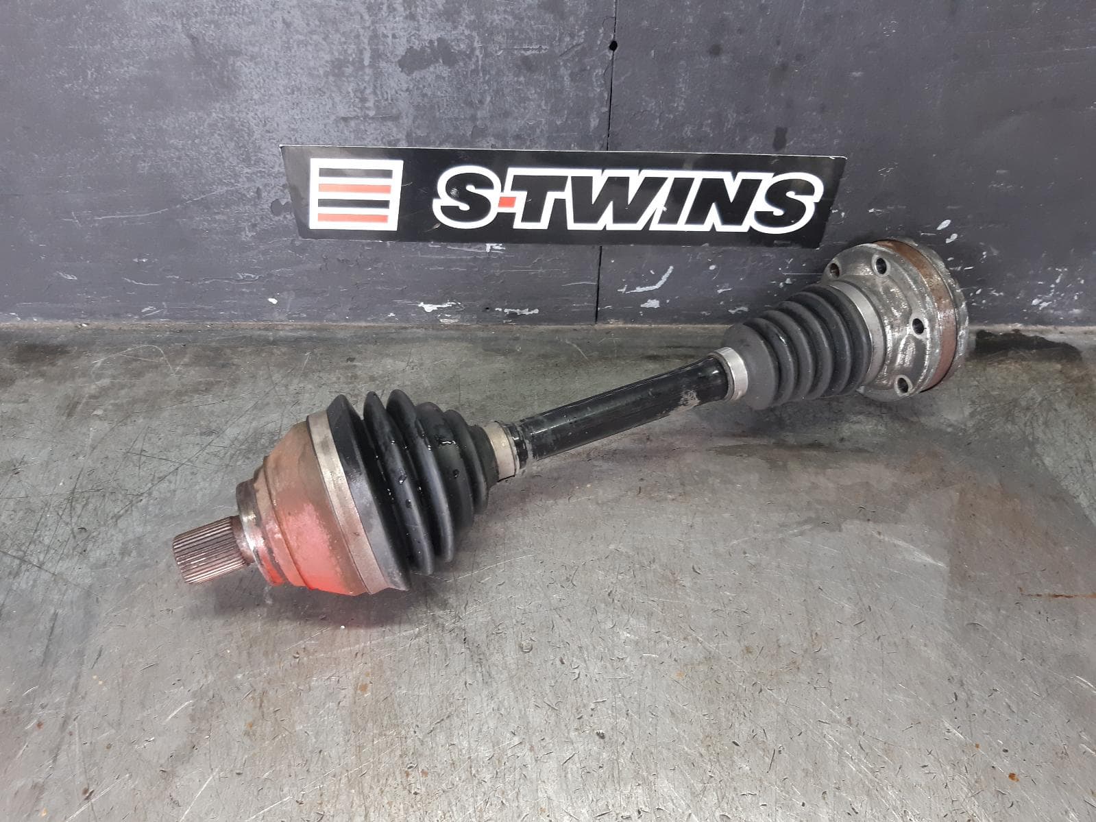 Used auto part listing image: 2011 VOLKSWAGEN GOLF LEFT DRIVESHAFT FRONT, AUTO T/M, PETROL, 2.0, GTi, GEN 6, 10/08-03/13 0000368954
