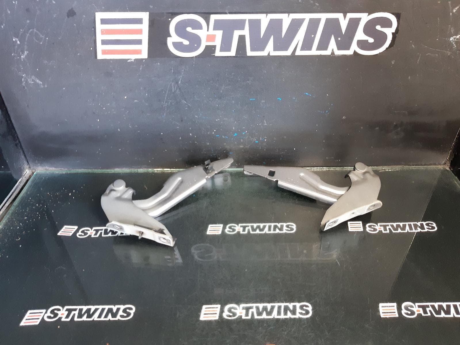 Used auto part listing image: 2014 MITSUBISHI OUTLANDER BONNET HINGE STRUT HINGES (PAIR), ZG-ZL, 11/06-07/21 0000368916