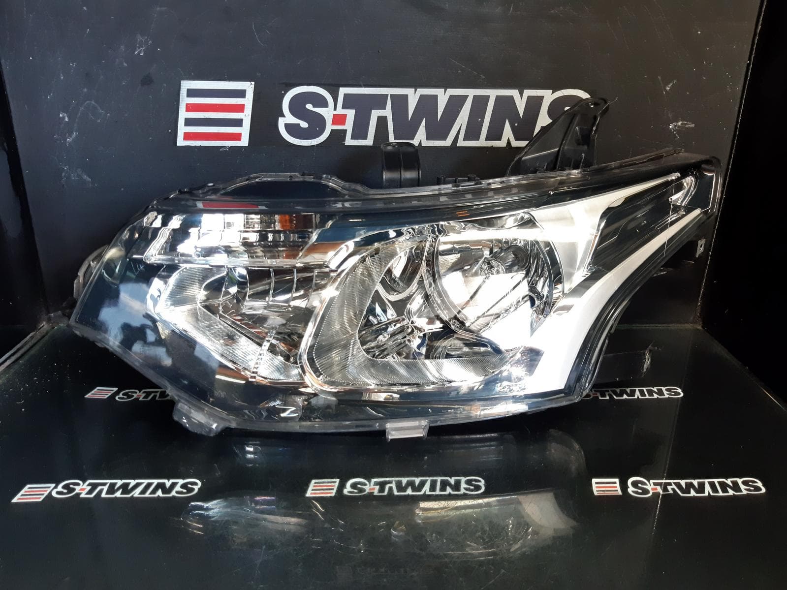 Used auto part listing image: 2014 MITSUBISHI OUTLANDER LEFT HEADLAMP ZJ, HALOGEN, 10/12-03/15 0000368932