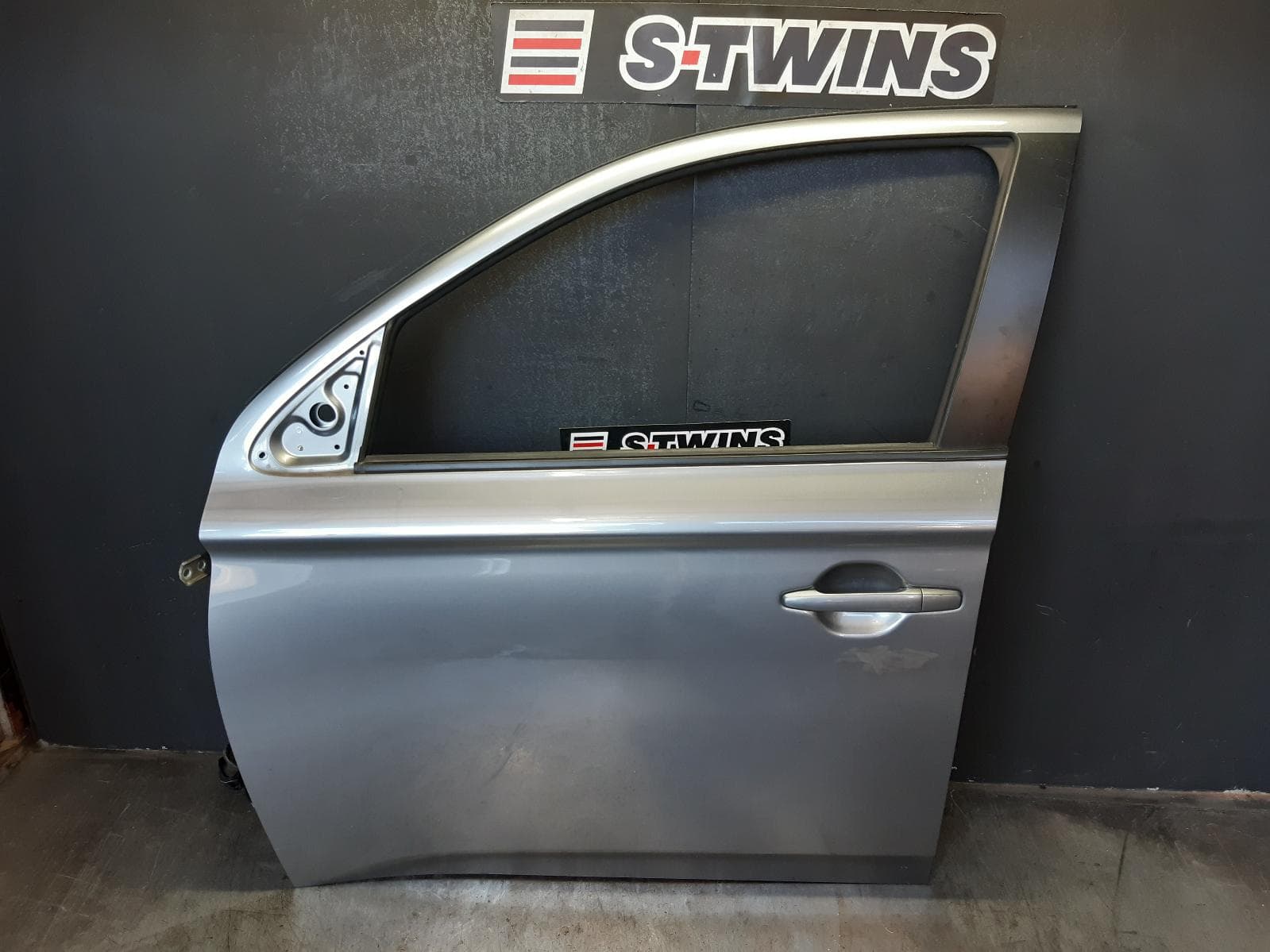 Used auto part listing image: 2014 MITSUBISHI OUTLANDER LEFT FRONT DOOR ZJ, 10/12-03/15 0000368871
