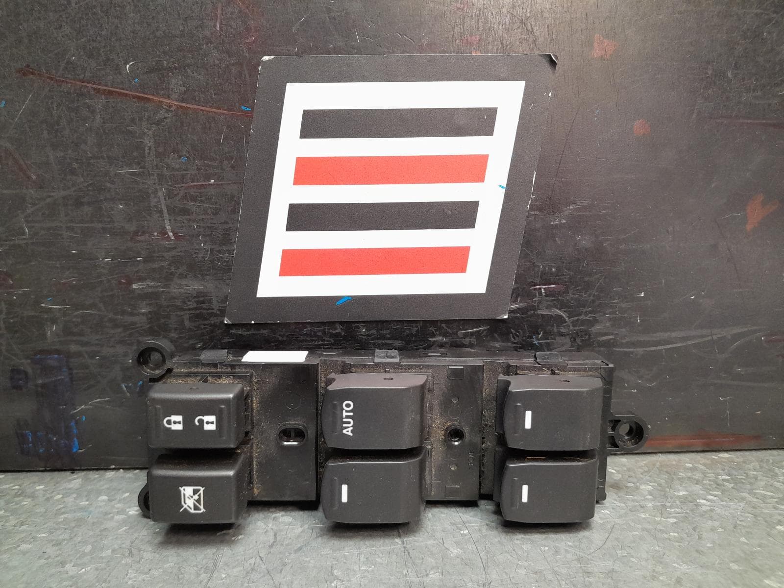 Used auto part listing image: 2017 SUZUKI VITARA PWR DR WIND SWITCH RH FRONT (MASTER SWITCH), AUTO FOLDING, VITARA, LY (VIN TSM), 06/15- 0000370267