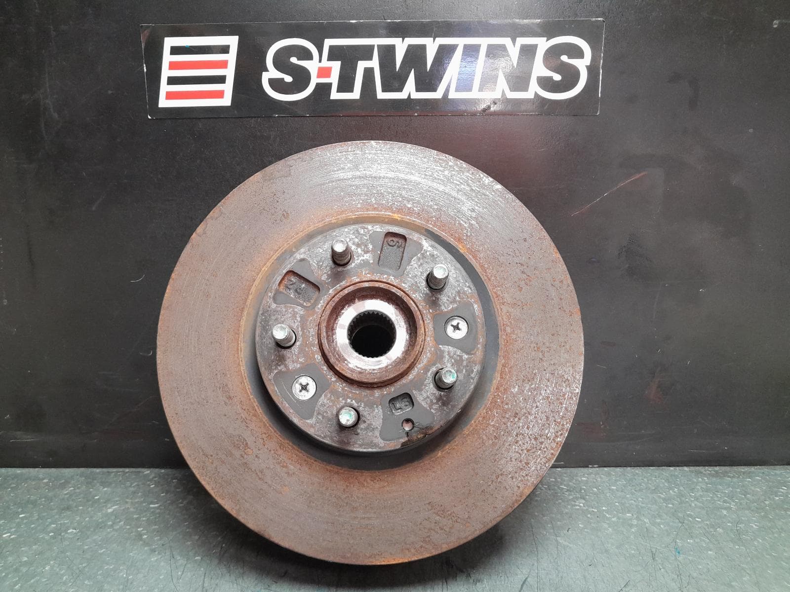 Used auto part listing image: 2010 MAZDA CX7 RIGHT FRONT HUB ASSEMBLY ER, 2WD/4WD, 11/06-02/12 0000369500