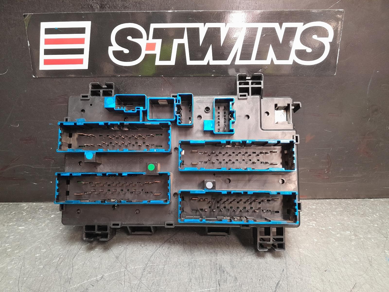 Used auto part listing image: 2013 JEEP GRANDCHEROKEE FUSE BOX ENGINE BAY, DIESEL, RH SIDE (LARGE TYPE), WK, 10/10-02/22 0000370372