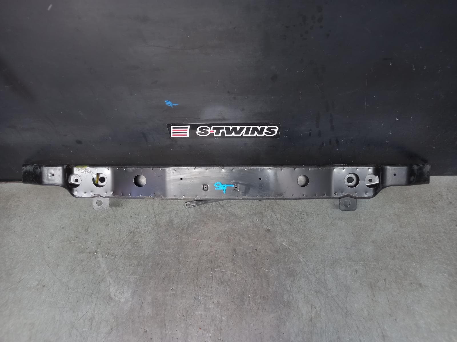 Used auto part listing image: 2013 JEEP GRANDCHEROKEE F BAR REINFORC BRACK MAIN REINFORCEMENT, WK, LAREDO, 04/13-09/16 0000370380