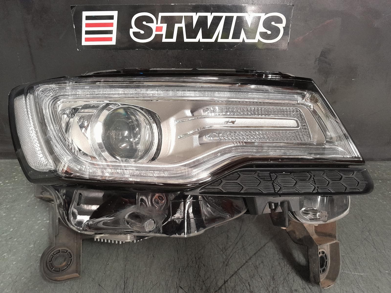 Used auto part listing image: 2013 JEEP GRANDCHEROKEE RIGHT HEADLAMP WK, LAREDO/LIMITED/OVERLAND/SUMMIT, XENON, NON AFS TYPE (LM2), 04/13-09/16 0000369727