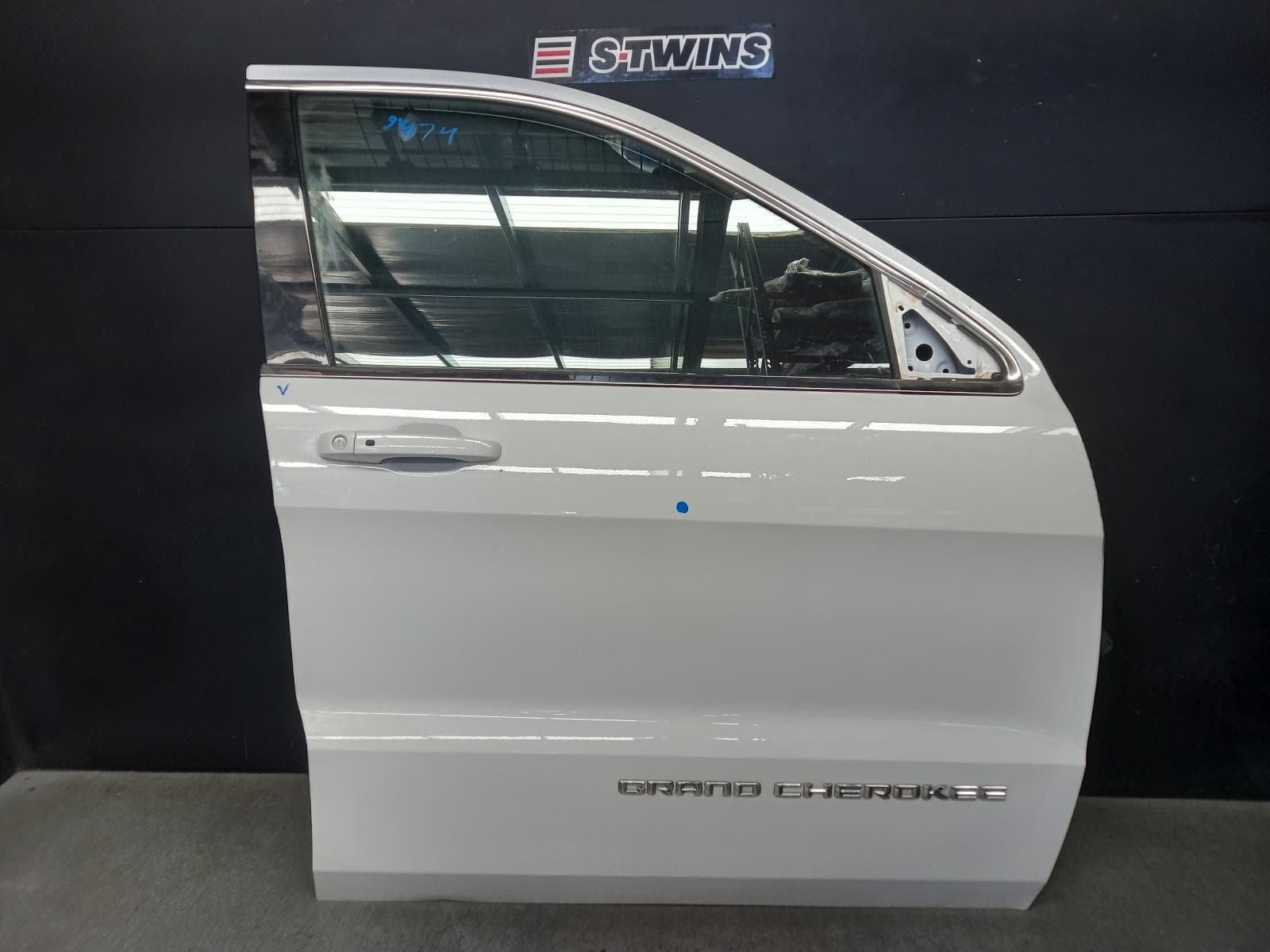 Used auto part listing image: 2013 JEEP GRANDCHEROKEE RIGHT FRONT DOOR WK, NON MOULD TYPE, 10/10-02/22 0000370345
