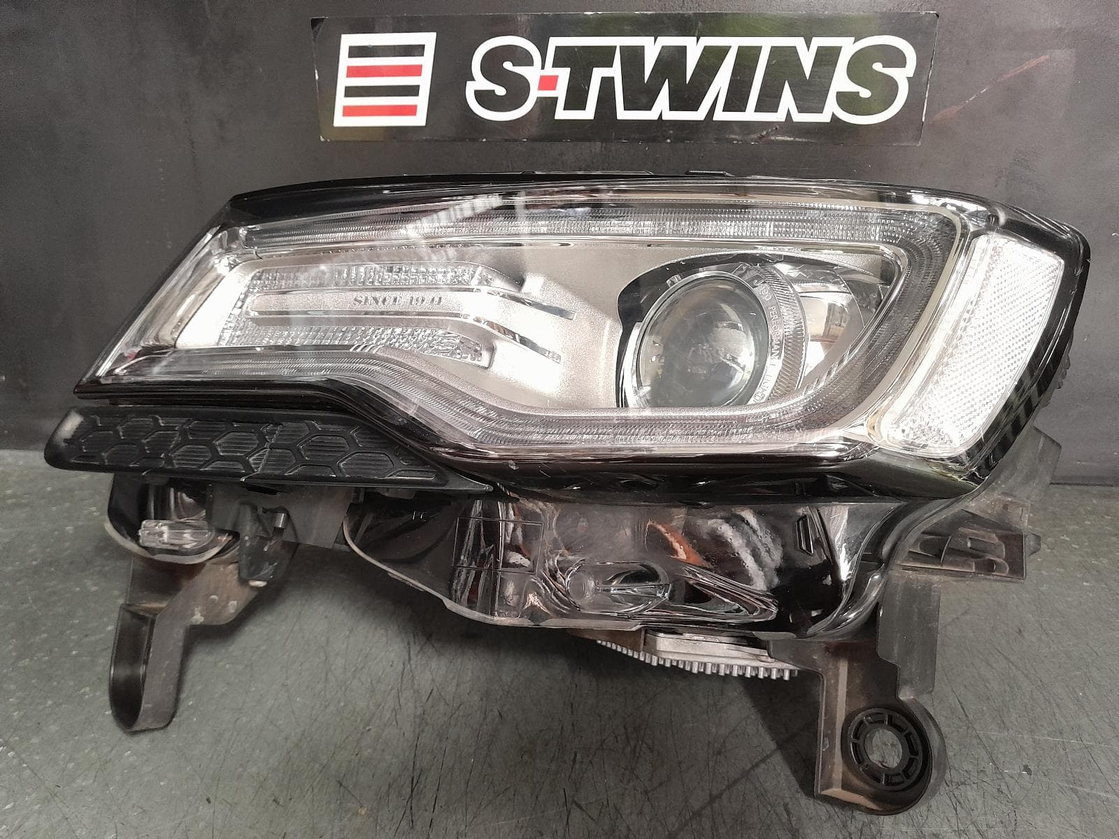 Used auto part listing image: 2013 JEEP GRANDCHEROKEE LEFT HEADLAMP WK, LAREDO/LIMITED/OVERLAND/SUMMIT, XENON, NON AFS TYPE (LM2), 04/13-09/16 0000369726