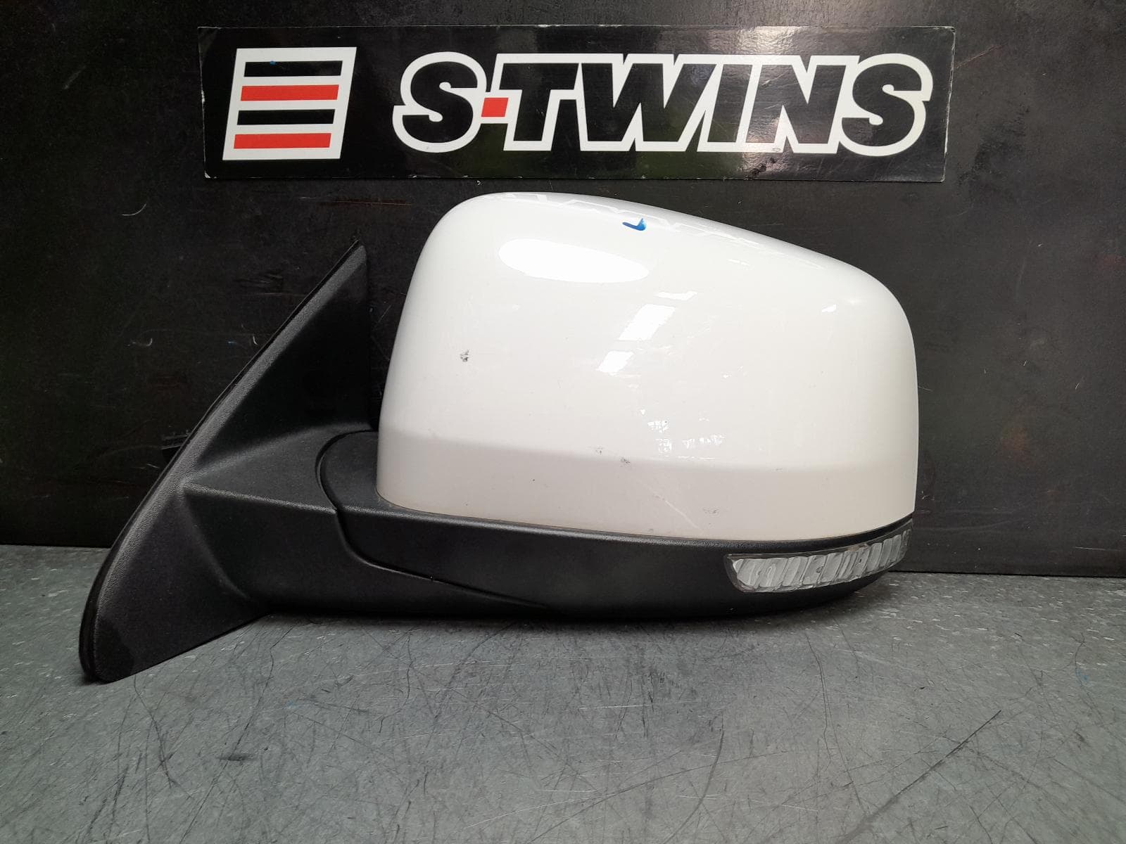 Used auto part listing image: 2013 JEEP GRANDCHEROKEE LEFT DOOR MIRROR NON MEMORY, NON AUTO DIM, NON BLIND SPOT, NON PUDDLE, COLOUR CODED, WK, 04/13-12/16 0000370383