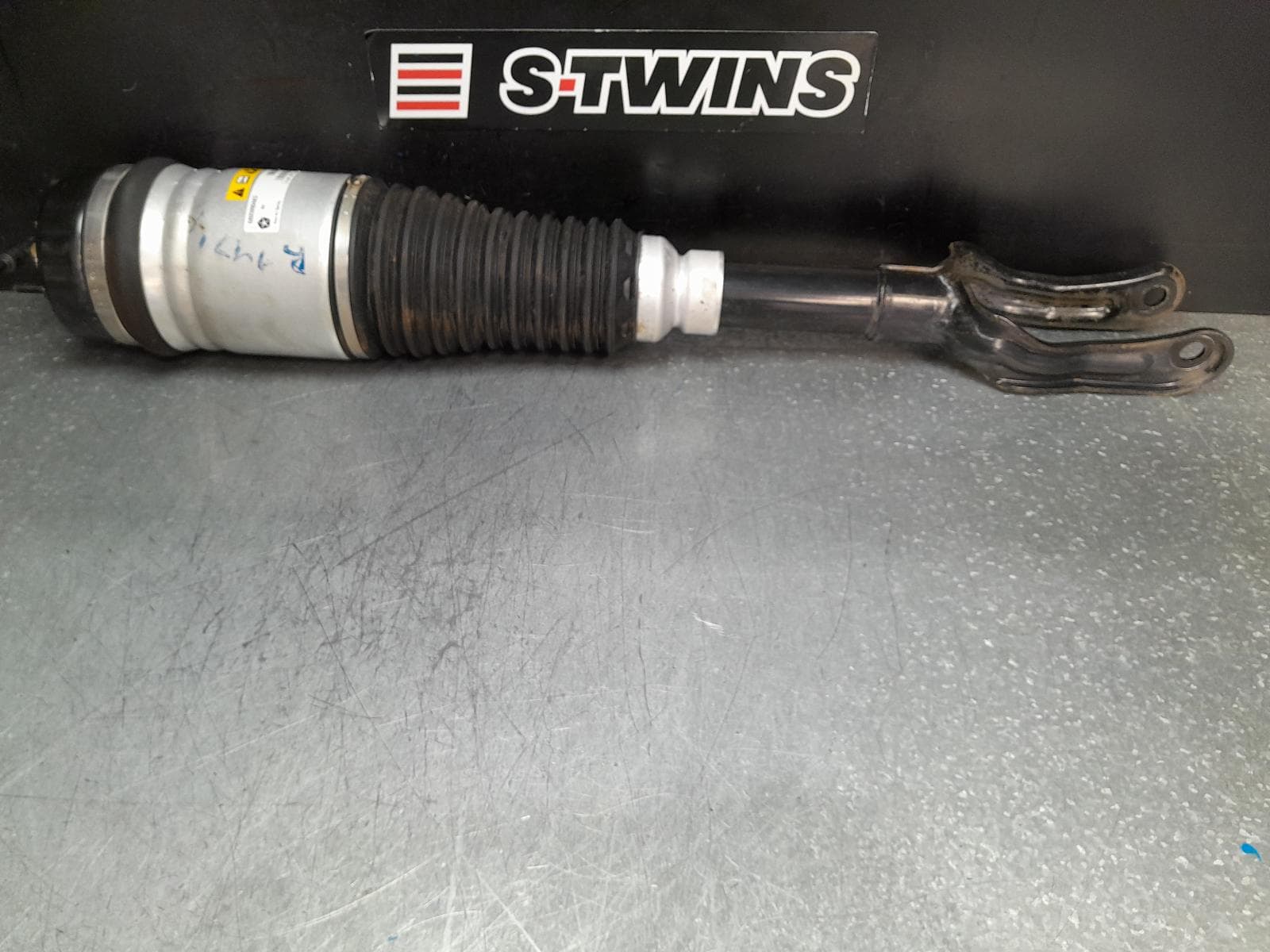 Used auto part listing image: 2013 JEEP GRANDCHEROKEE RIGHT FRONT STRUT WK, AIR ADJUSTABLE TYPE, 04/13-09/16 0000370394