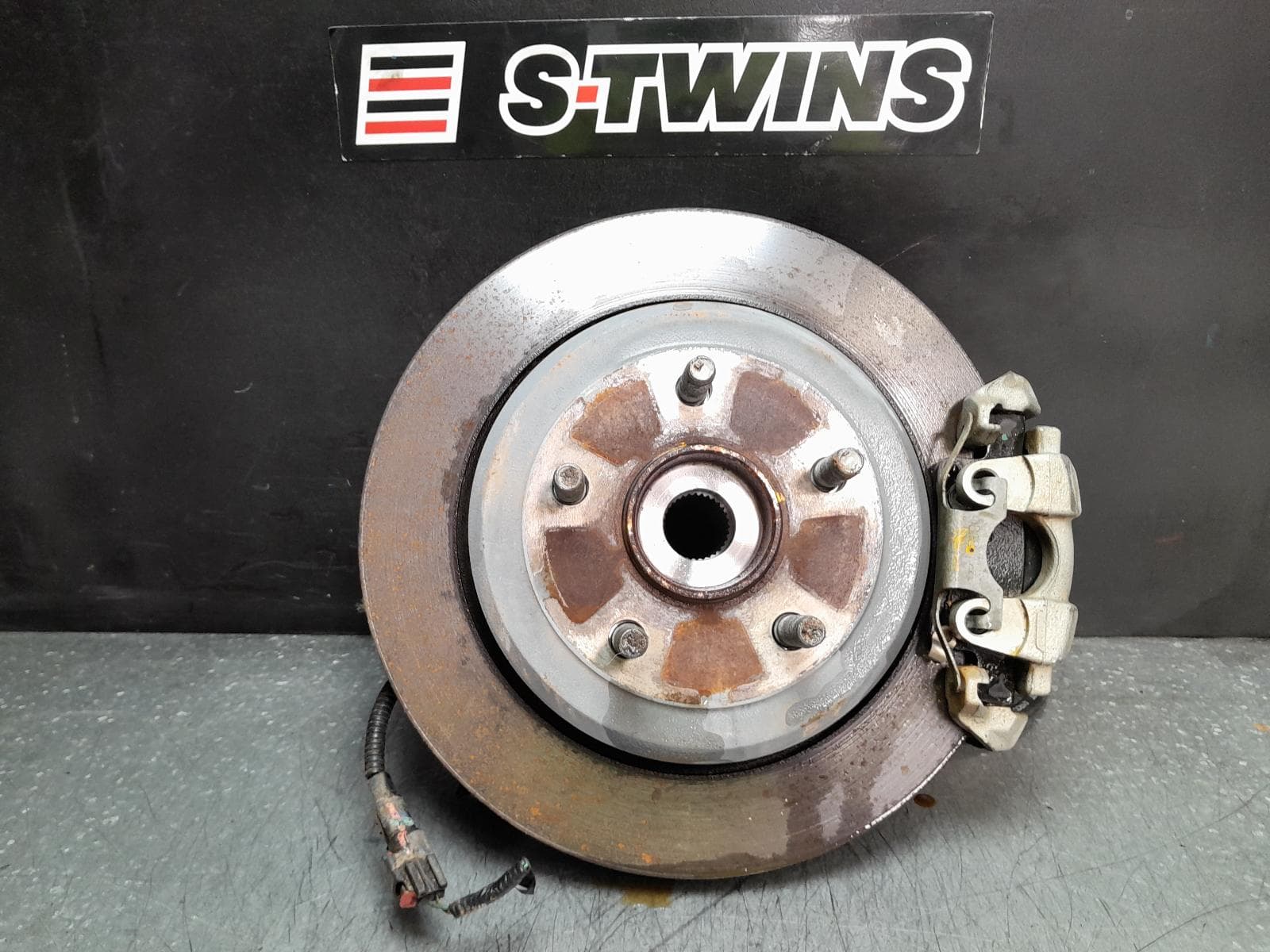 Used auto part listing image: 2013 JEEP GRANDCHEROKEE LEFT REAR HUB ASSEMBLY WK, 4WD, NON SRT8/SRT, 10/10-09/16 0000370396